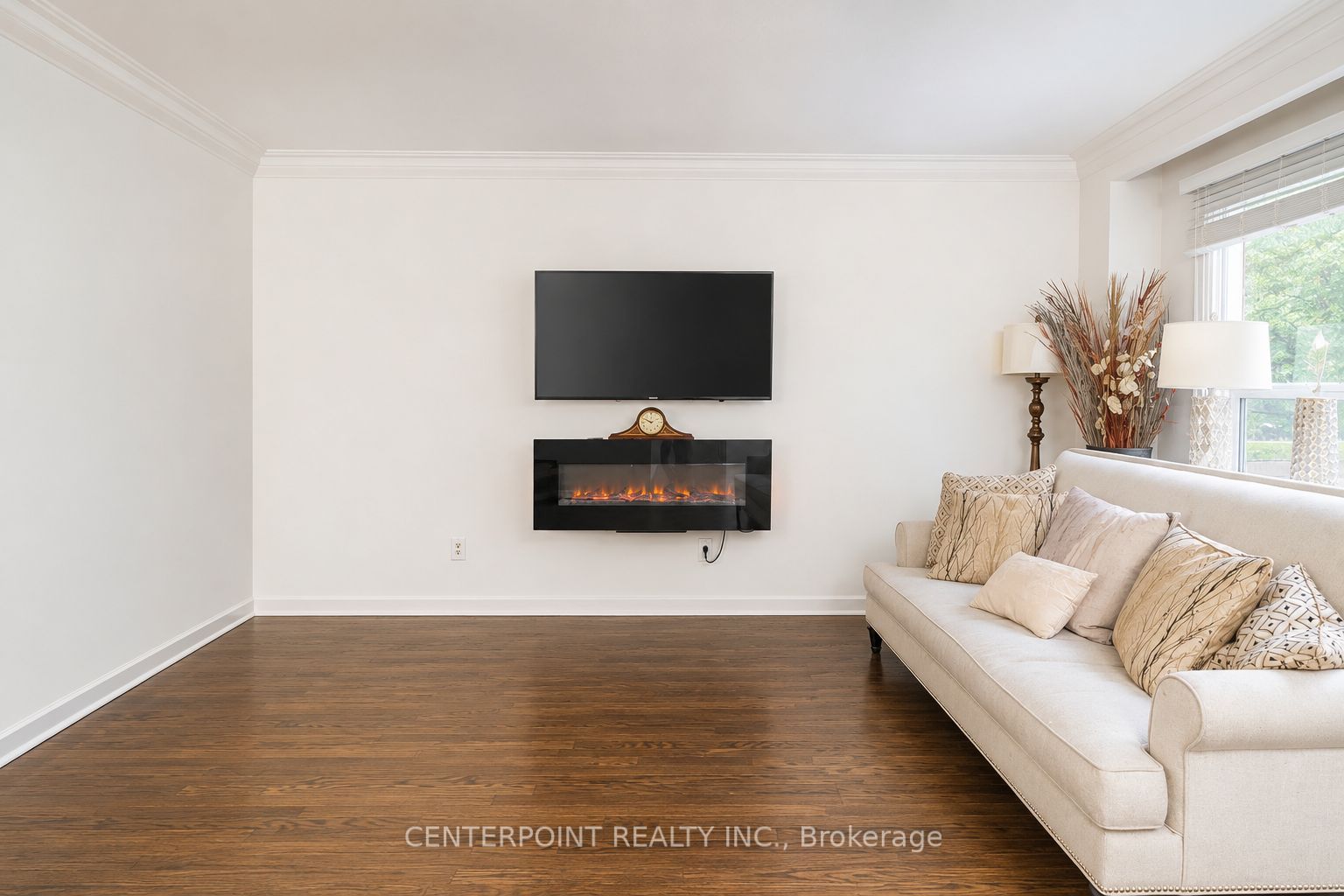 7 Elliott Avenue, Toronto, ON M8X 2P7 photo 2