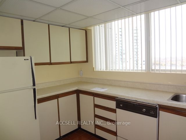 3700 Kaneff Crescent 2106, Mississauga, ON L5A 4B8 photo 3