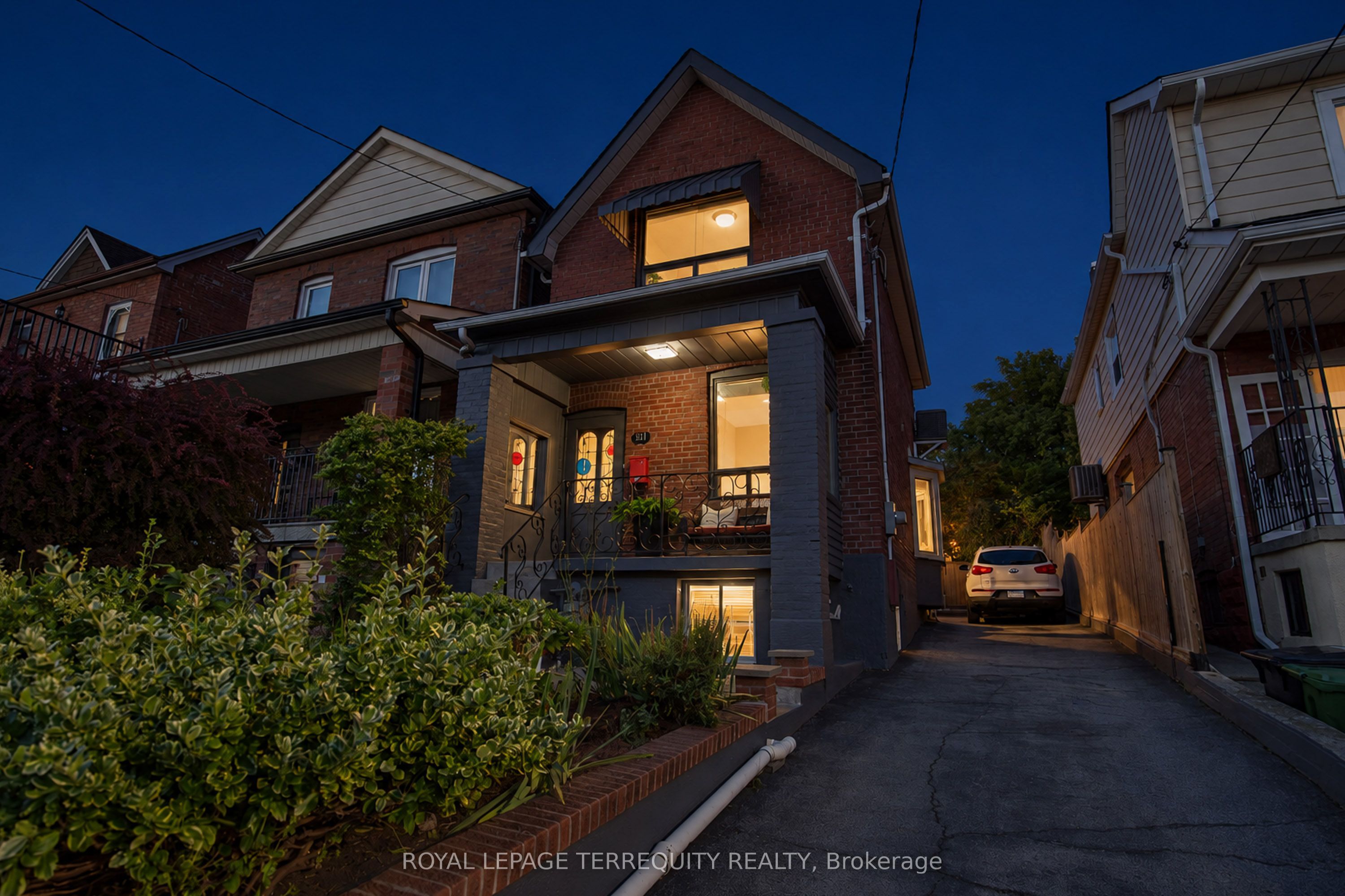 211 Blackthorn Avenue E, Toronto, ON M6N 3H7