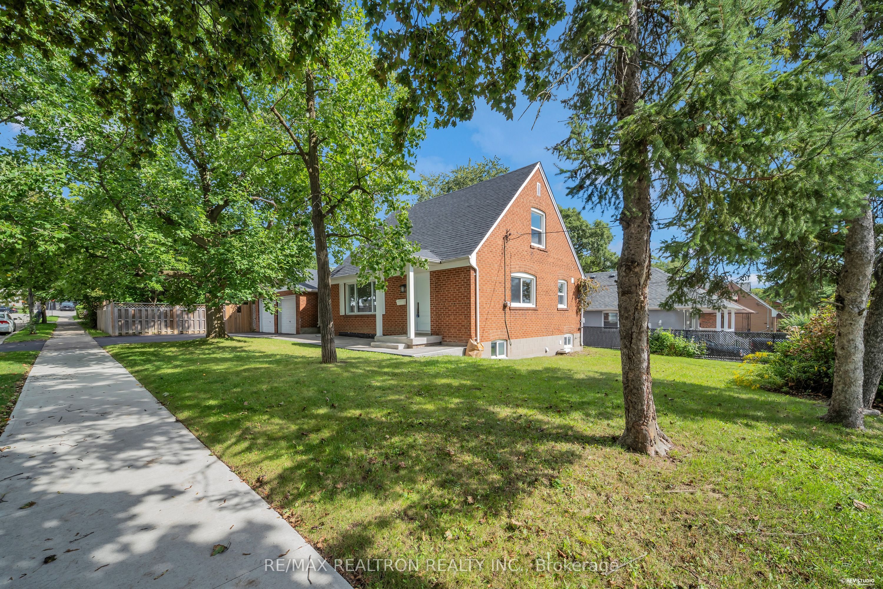 11 Harrow Drive, Toronto, ON M6M 2X2 photo 2