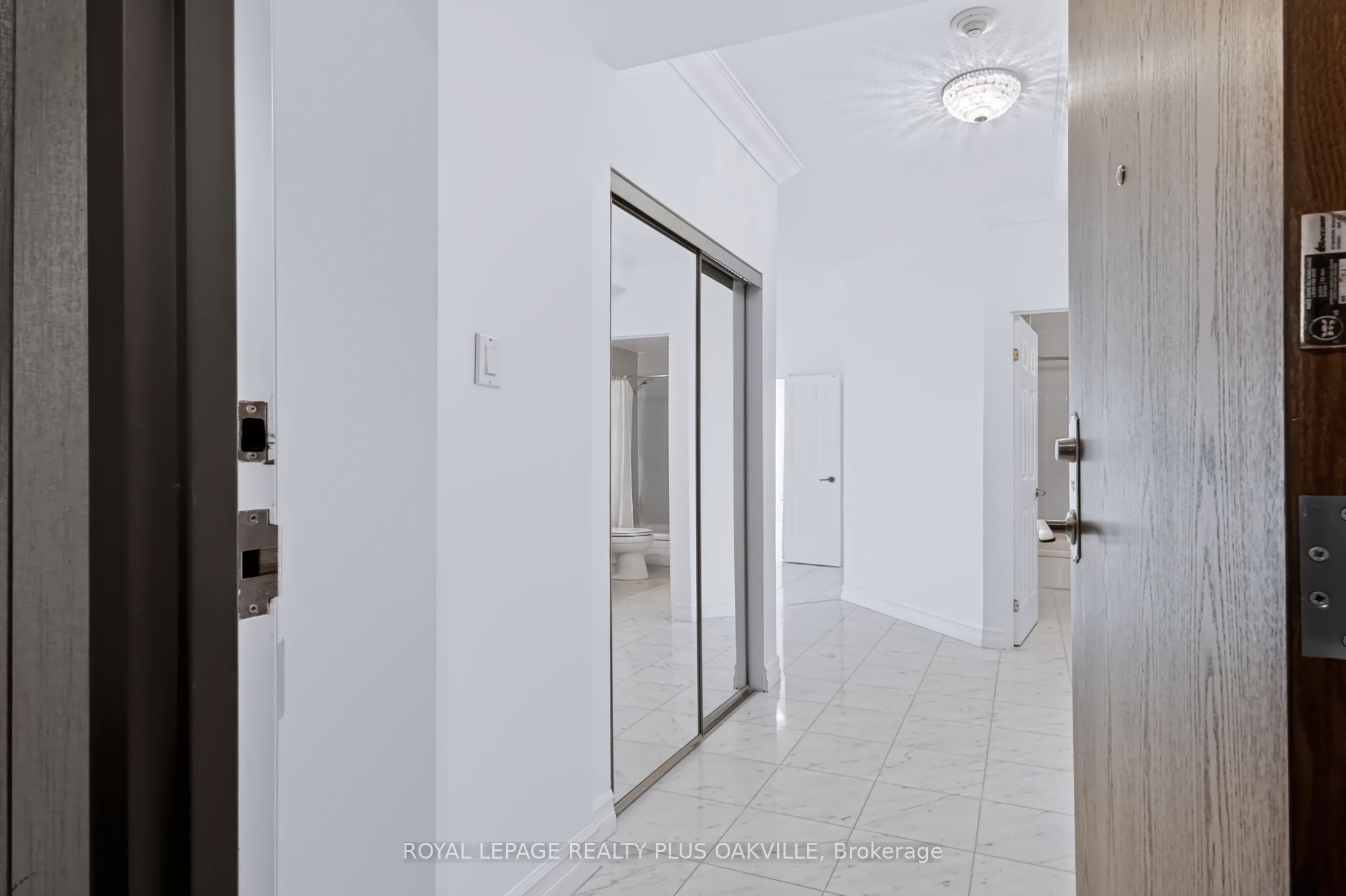 2511 Lakeshore Road W 712, Oakville, ON L6L 6L9 photo 4