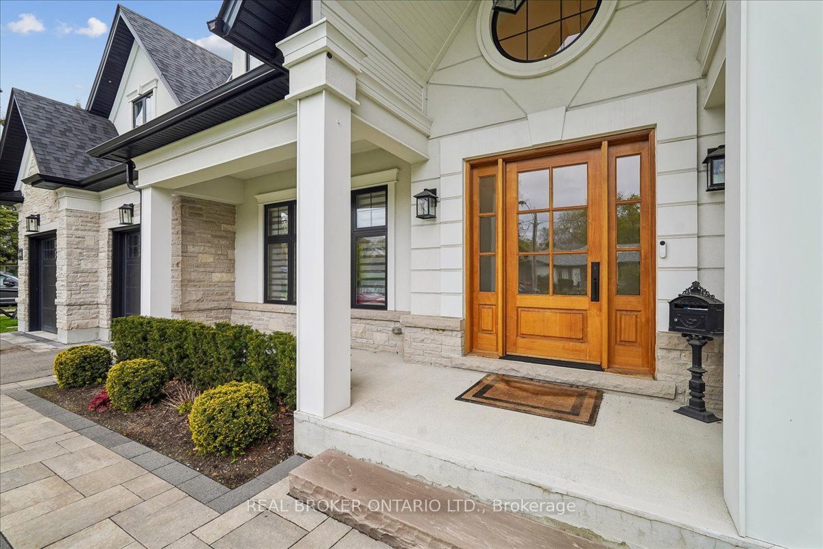 1445 Skyline Drive, Mississauga, ON L5E 2W3 photo 2