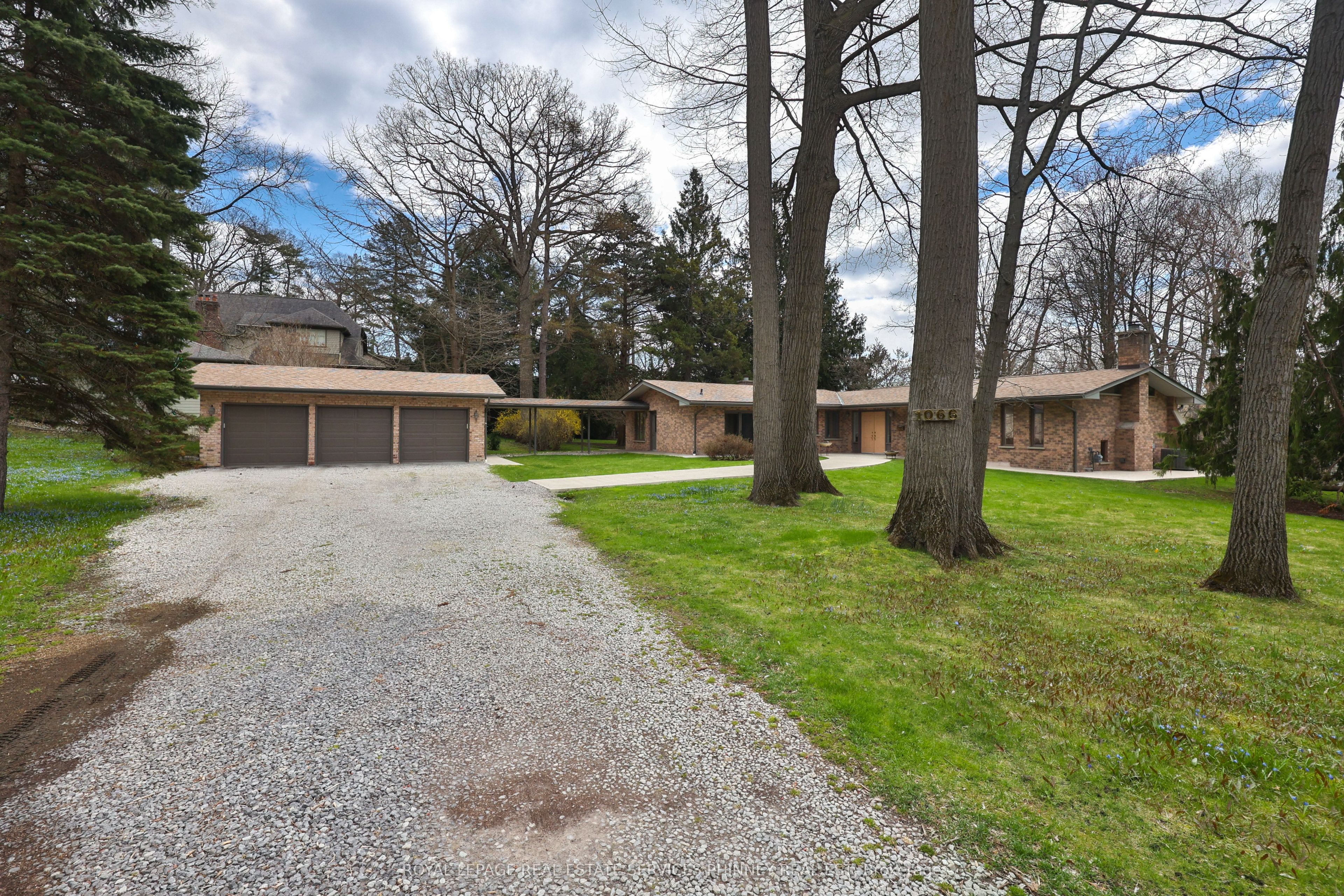 1066 Stockwell Avenue, Mississauga, ON L5H 1B4 photo 2