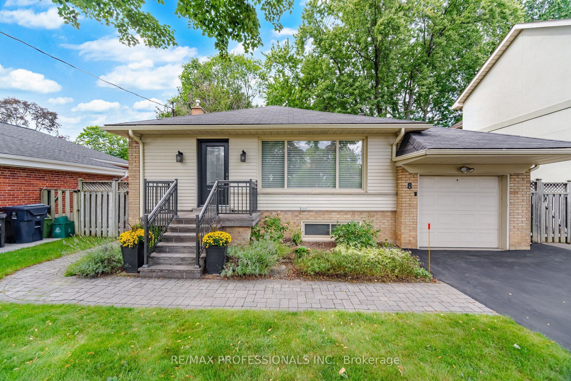 8 Beaverbrook Avenue, Toronto, ON M9B 2M7