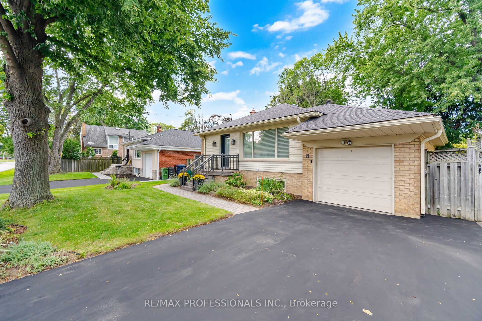 8 Beaverbrook Avenue, Toronto, ON M9B 2M7 photo 2