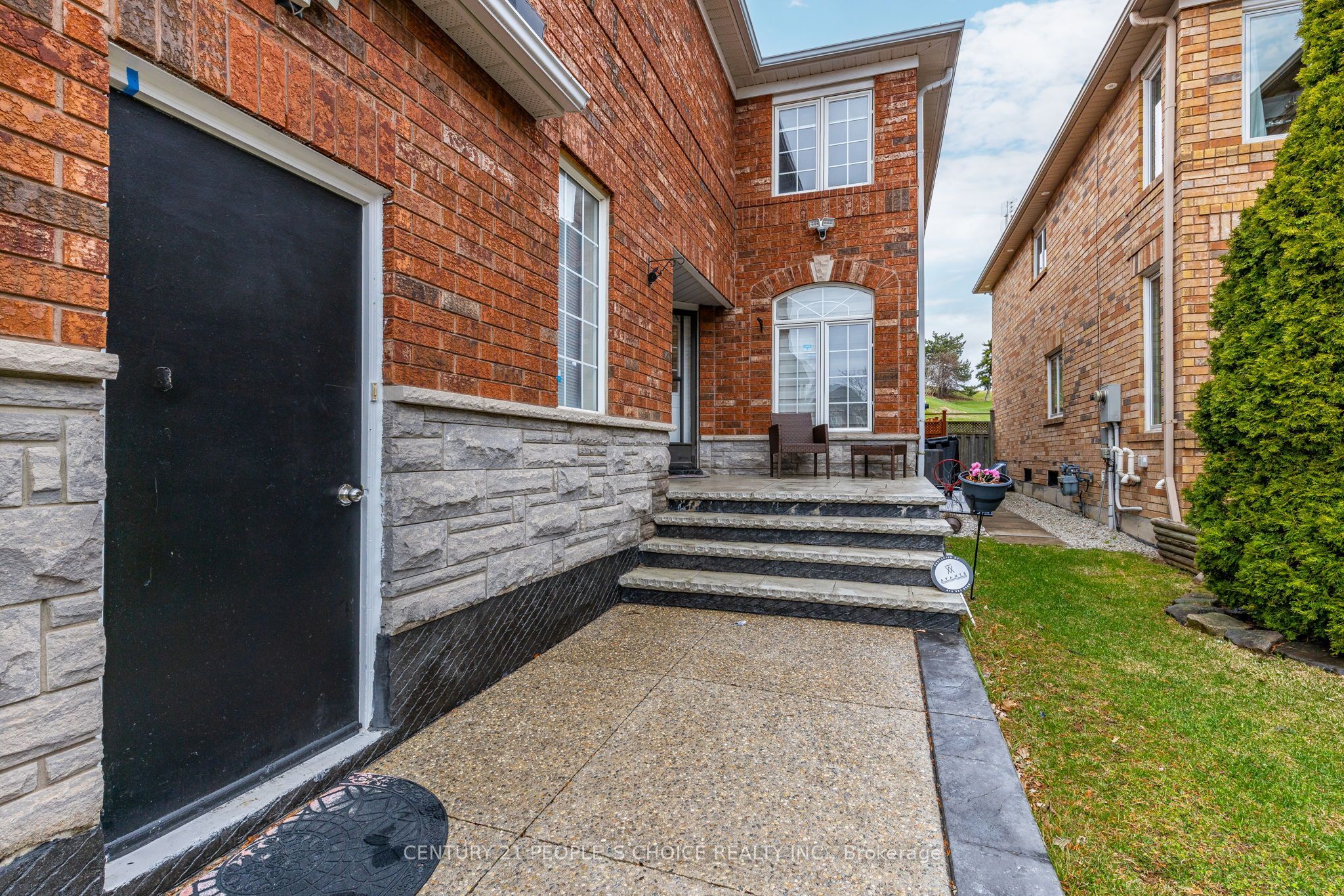 5677 Condor Place, Mississauga, ON L5V 2J4 photo 2