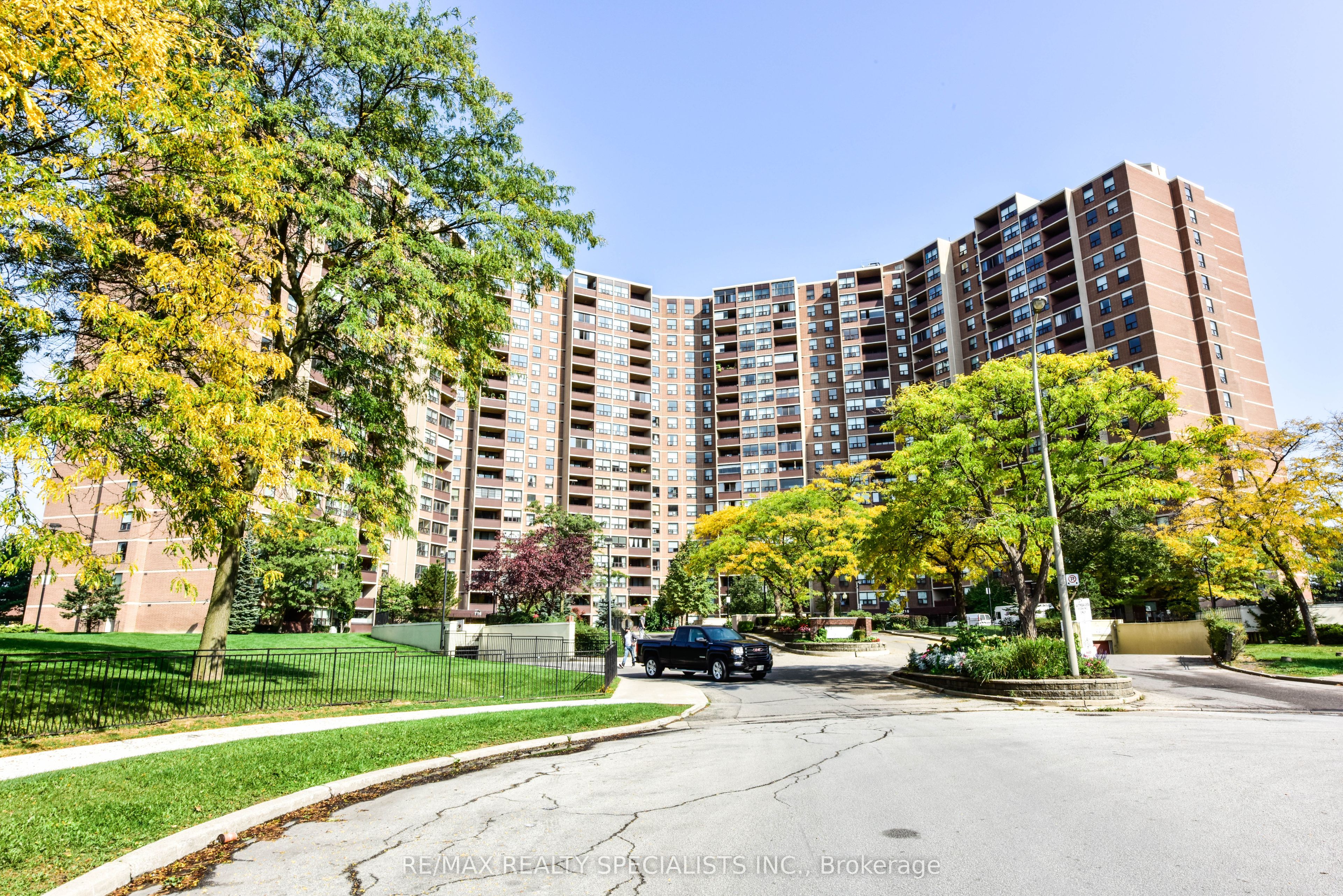 716 The West Mall PH2005, Toronto, ON M9C 4X6 photo 4