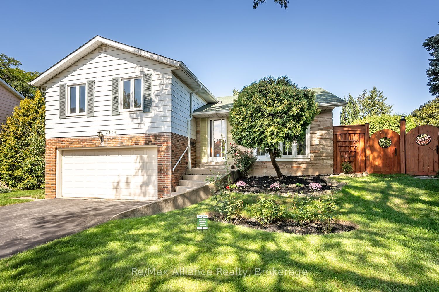 2454 Woking Crescent, Mississauga, ON L5K 1Z7 photo 2