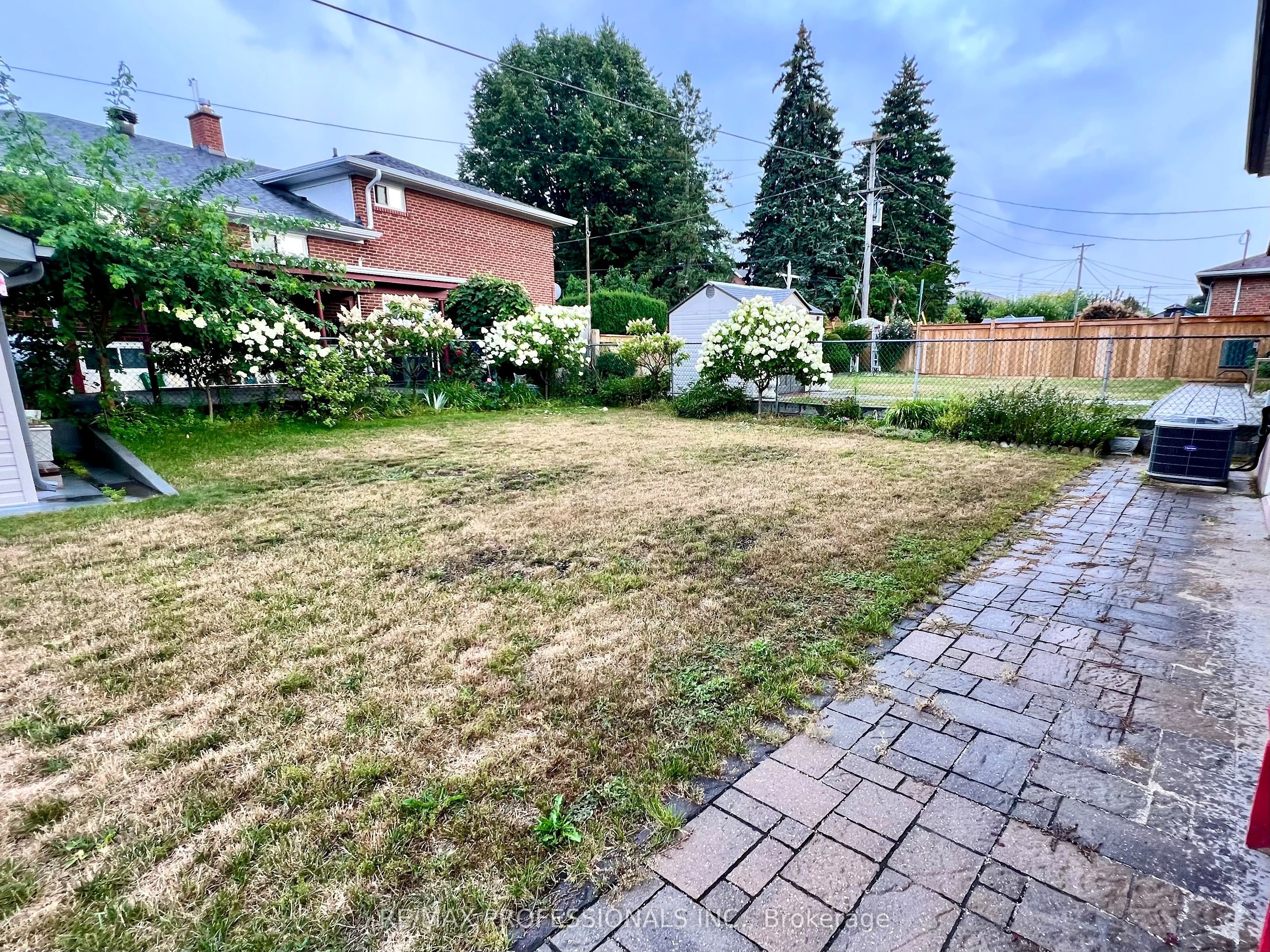 30 Lemonwood Drive, Toronto, ON M9A 4L5 photo 3