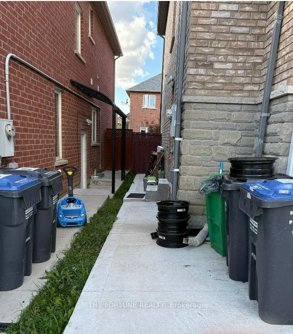 18 Saint Eugene Street, Brampton, ON L6Y 0K9 photo 3