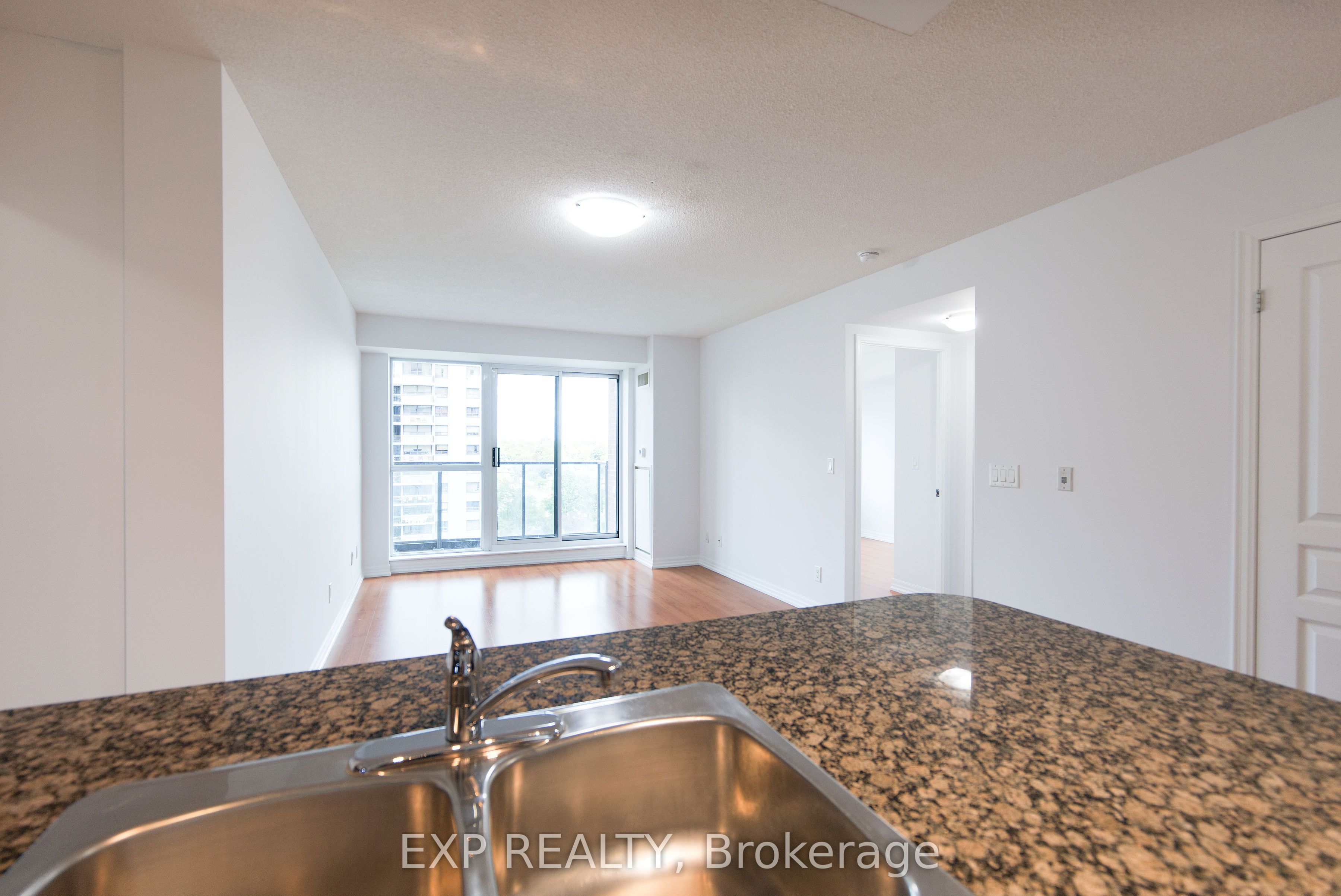 1403 Royal York Road 909, Toronto, ON M9P 0A1 photo 5