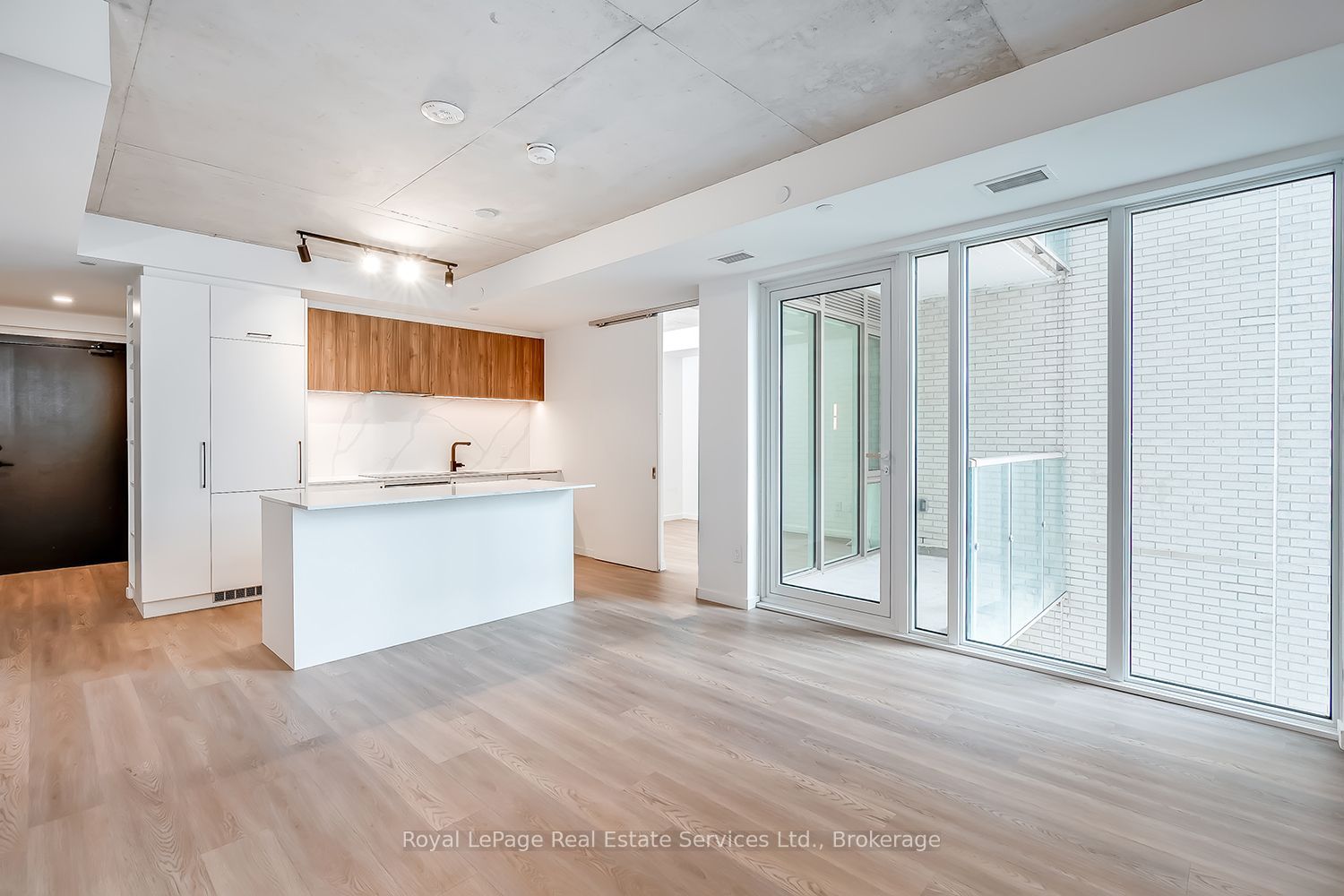 689 The Queensway 431, Toronto, ON M8Y 1L1 photo 2