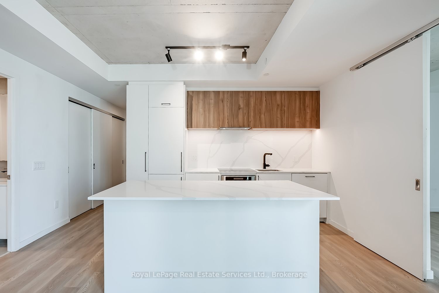 689 The Queensway 431, Toronto, ON M8Y 1L1 photo 3