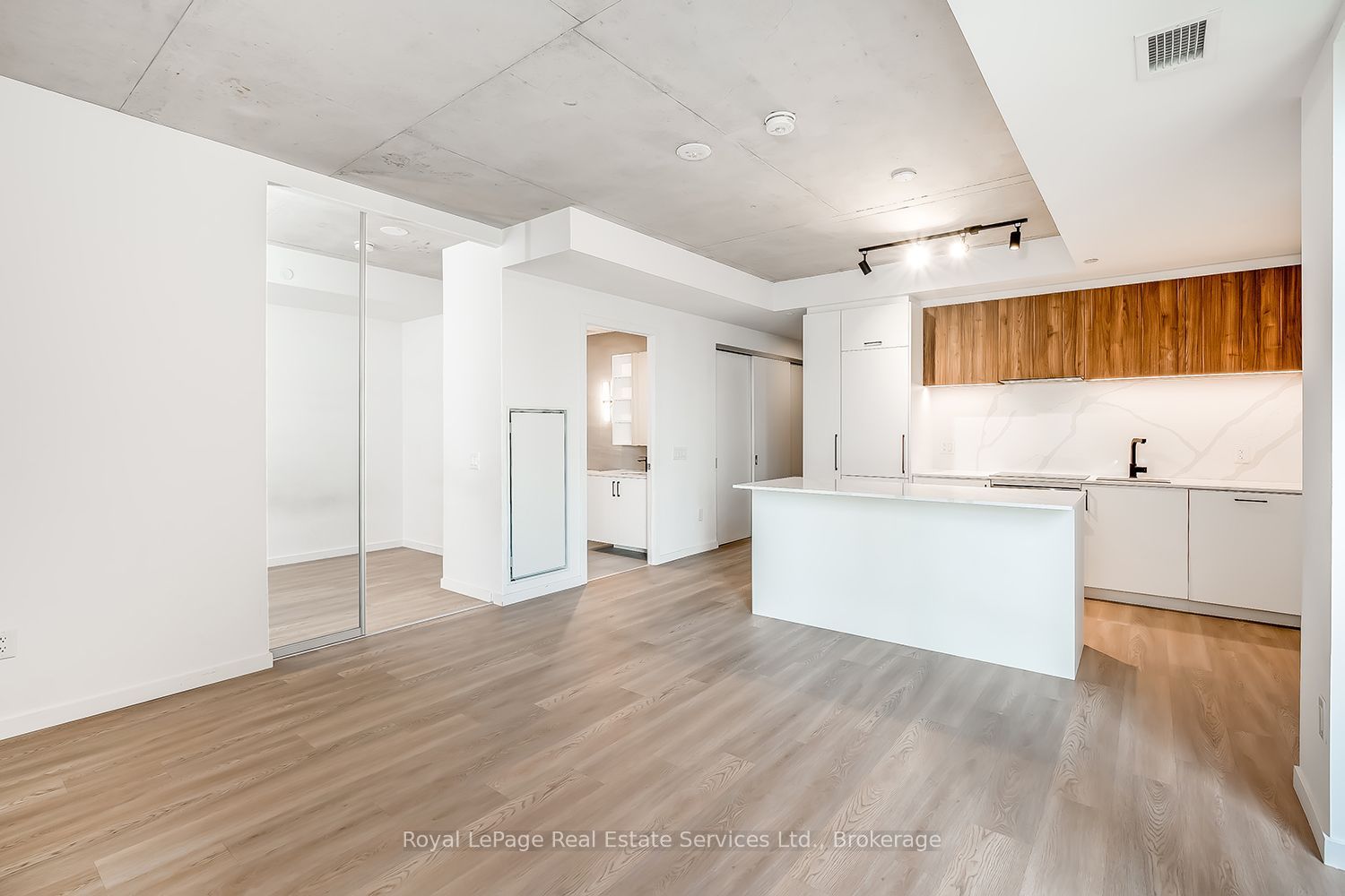 689 The Queensway 431, Toronto, ON M8Y 1L1 photo 4