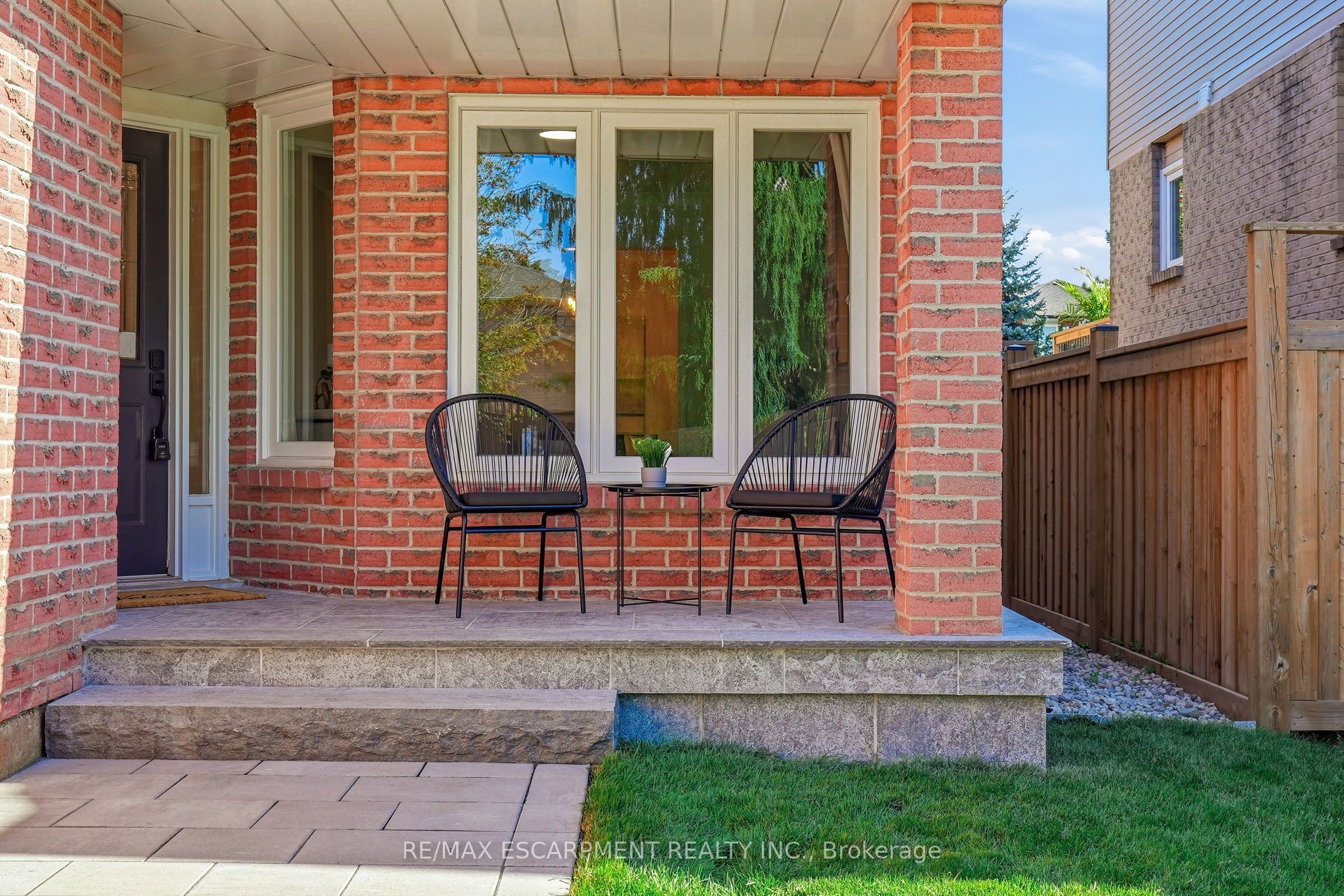 551 Deerhurst Drive, Burlington, ON L7L 5V9 photo 2