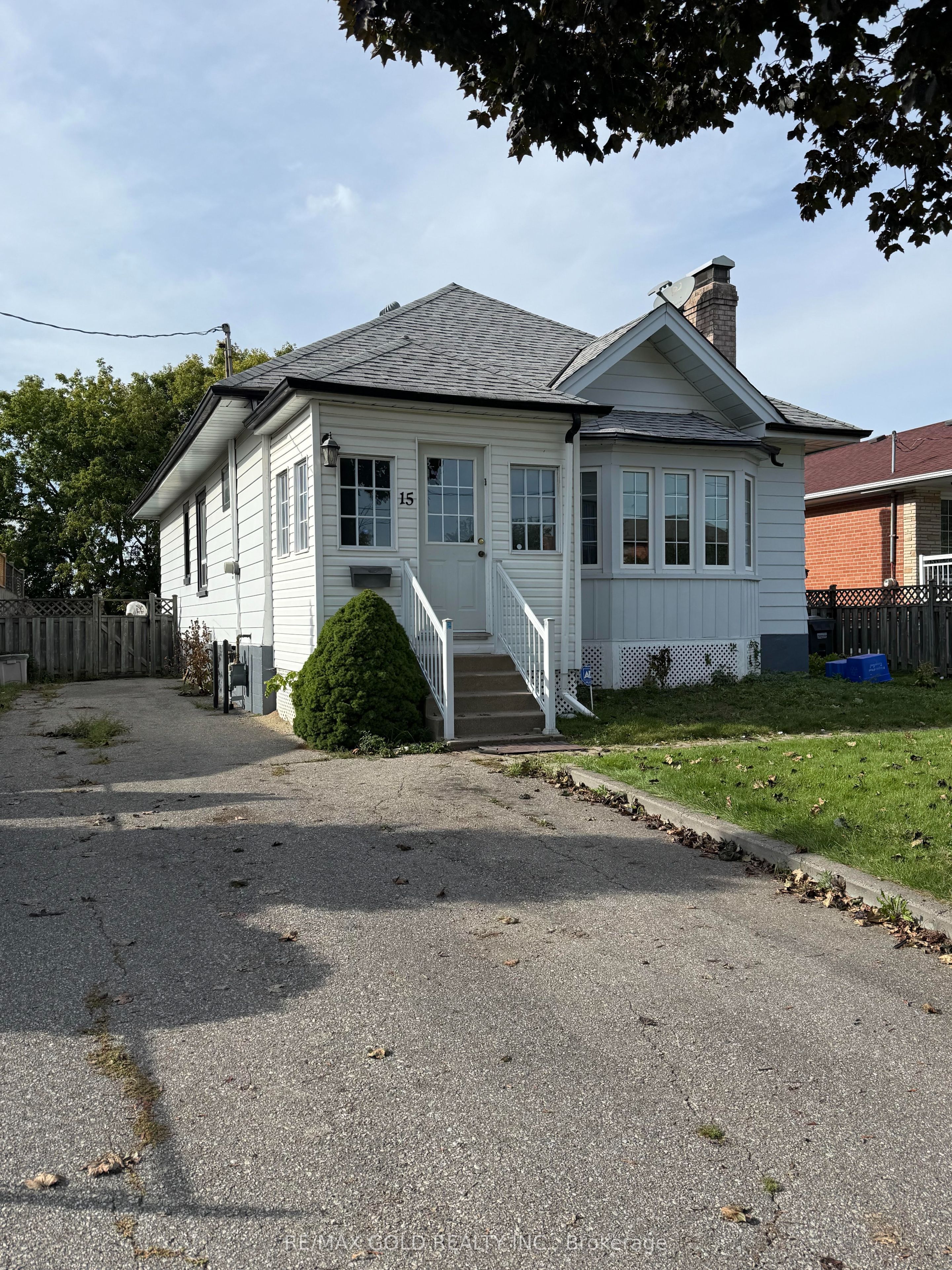 15 Beverley Street, Mississauga, ON L4T 1E9