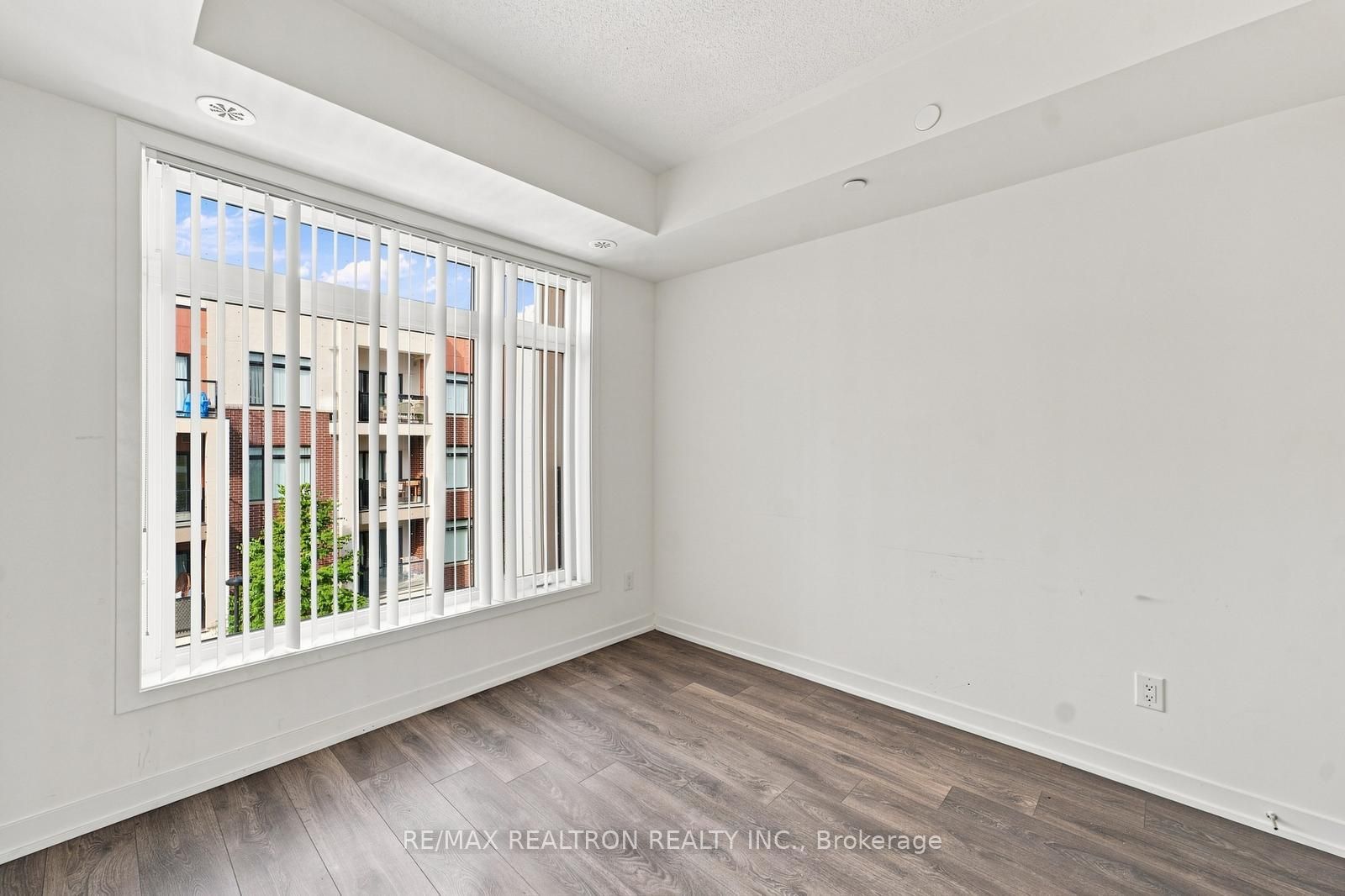 120 Canon Jackson Drive 304, Toronto, ON M6M 0B8 photo 2