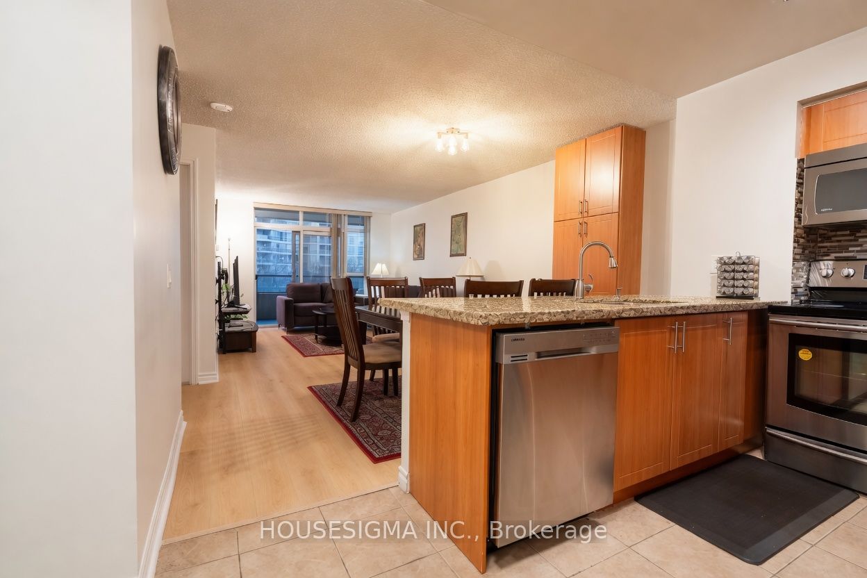 35 Kingsbridge Garden Circle 513, Mississauga, ON L5R 3Z5 photo 4