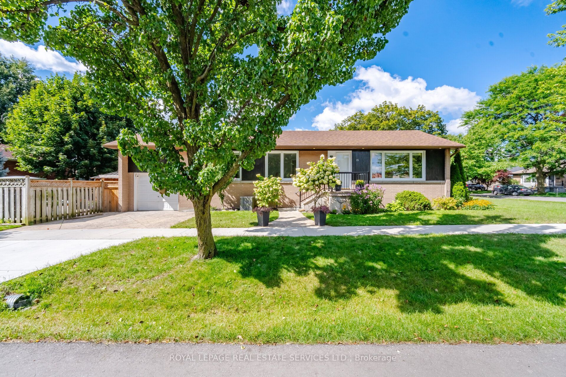 15 Velma Drive, Toronto, ON M8Z 2N2 photo 2