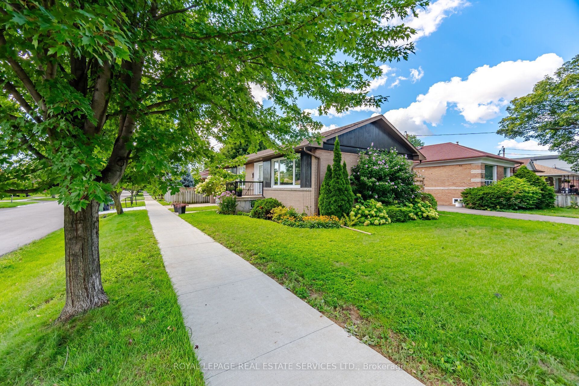 15 Velma Drive, Toronto, ON M8Z 2N2 photo 3