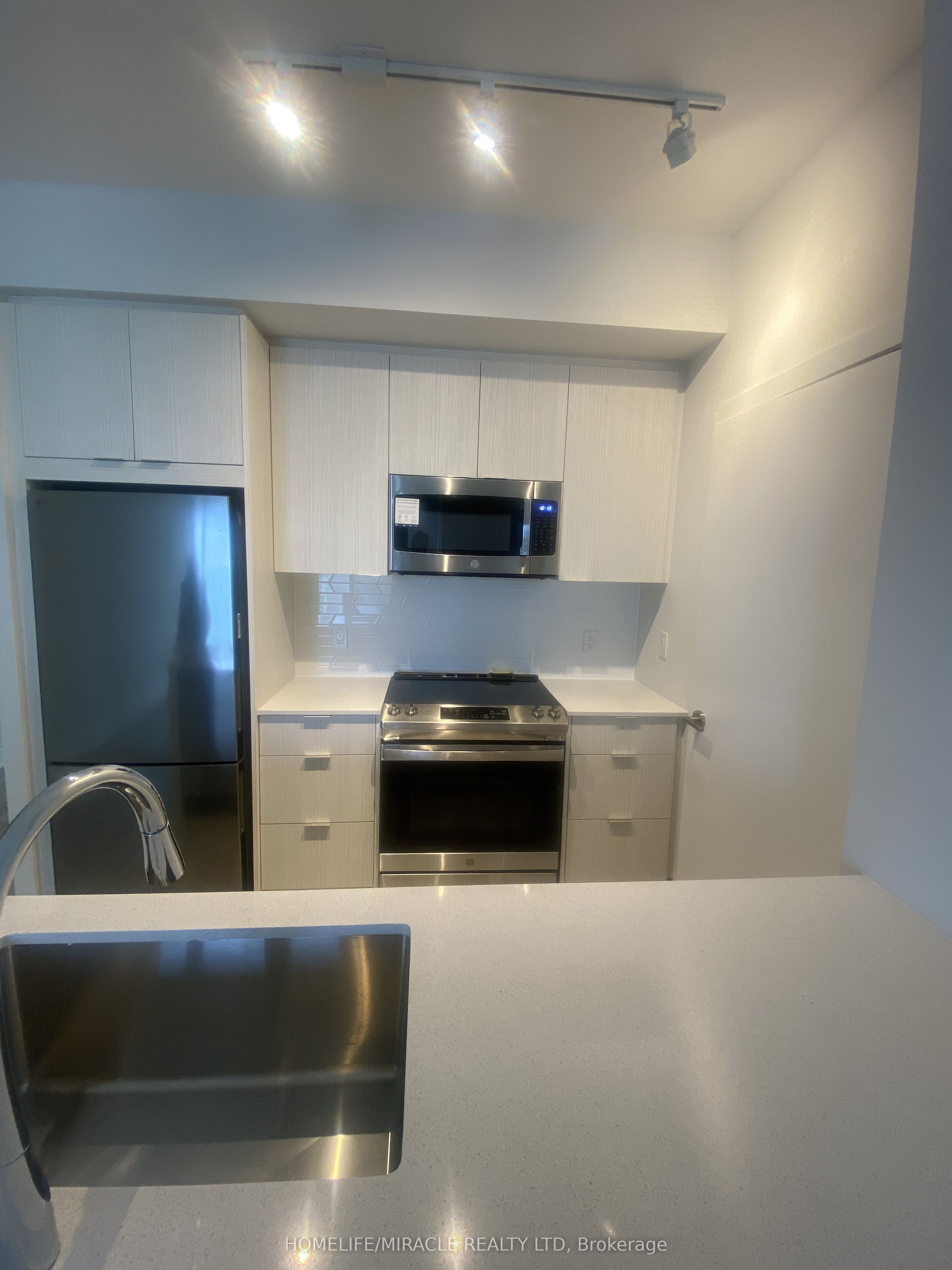 4130 Parkside Vill Drive 2505, Mississauga, ON L5B 0L7 photo 2