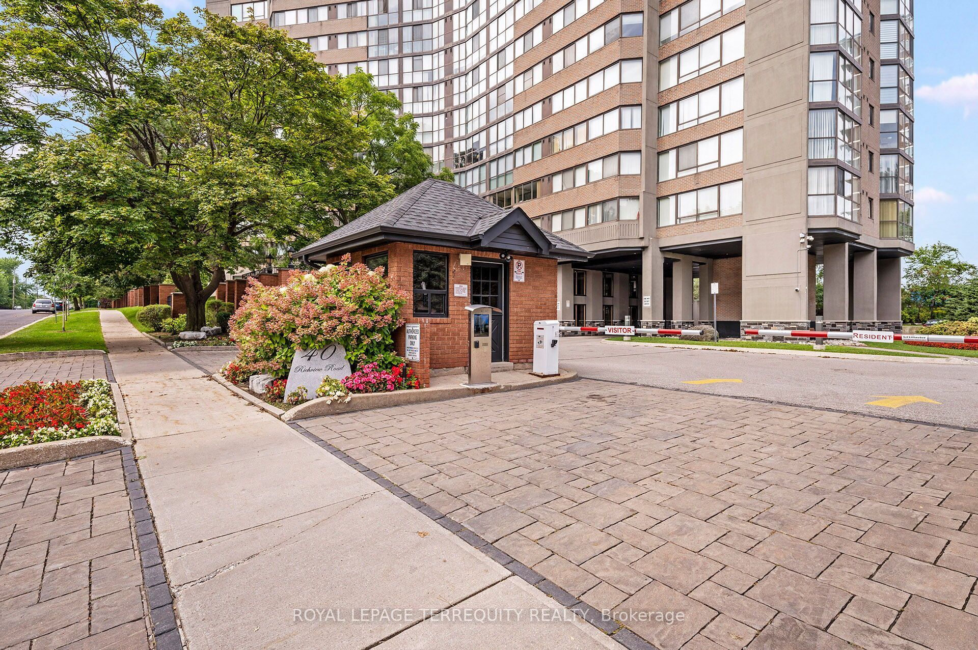 40 Richview Road 2002, Toronto, ON M9A 5C1 photo 2