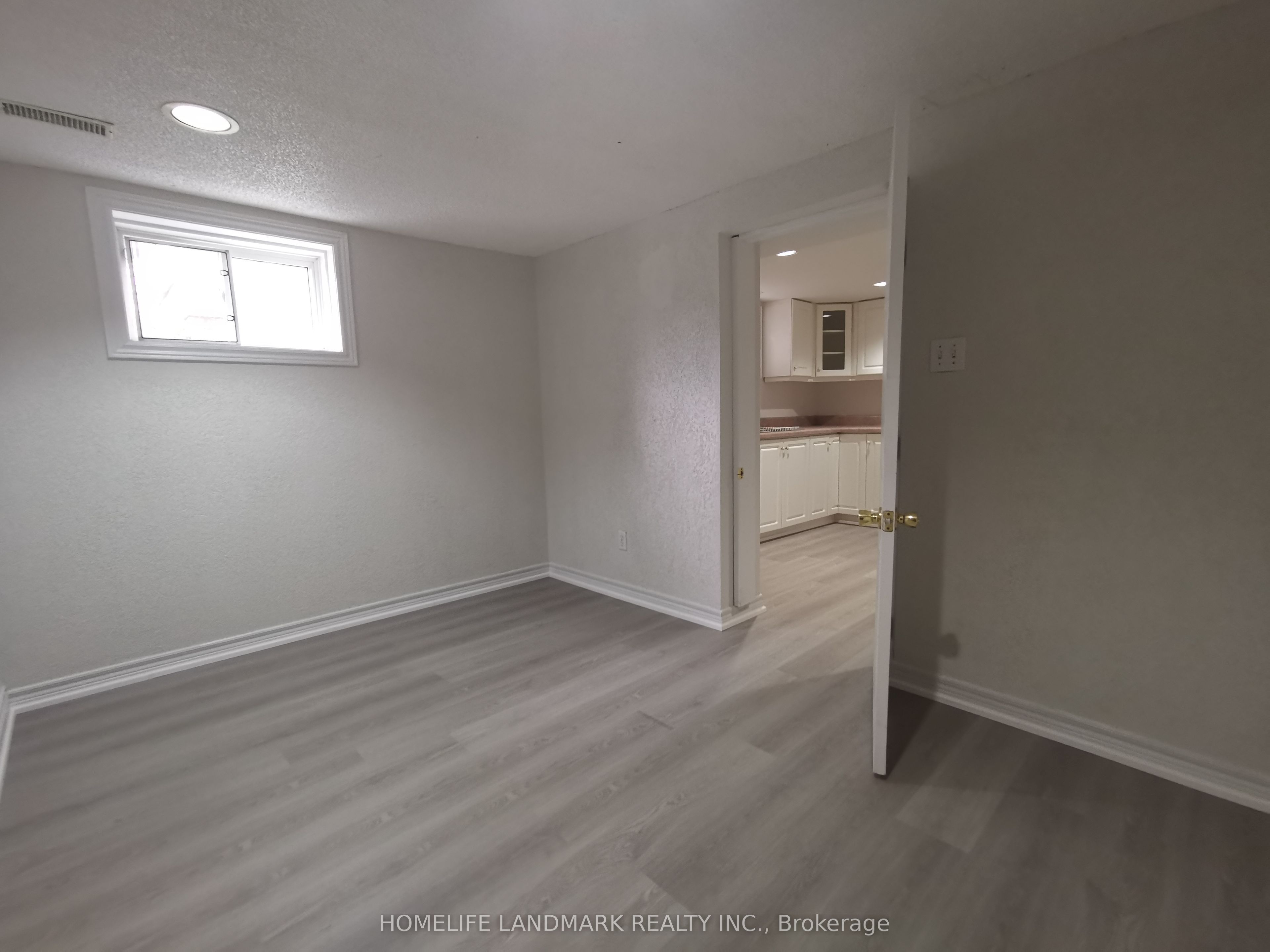 288 Maple Leaf Drive Basement, Toronto, ON M6L 1P3 photo 4
