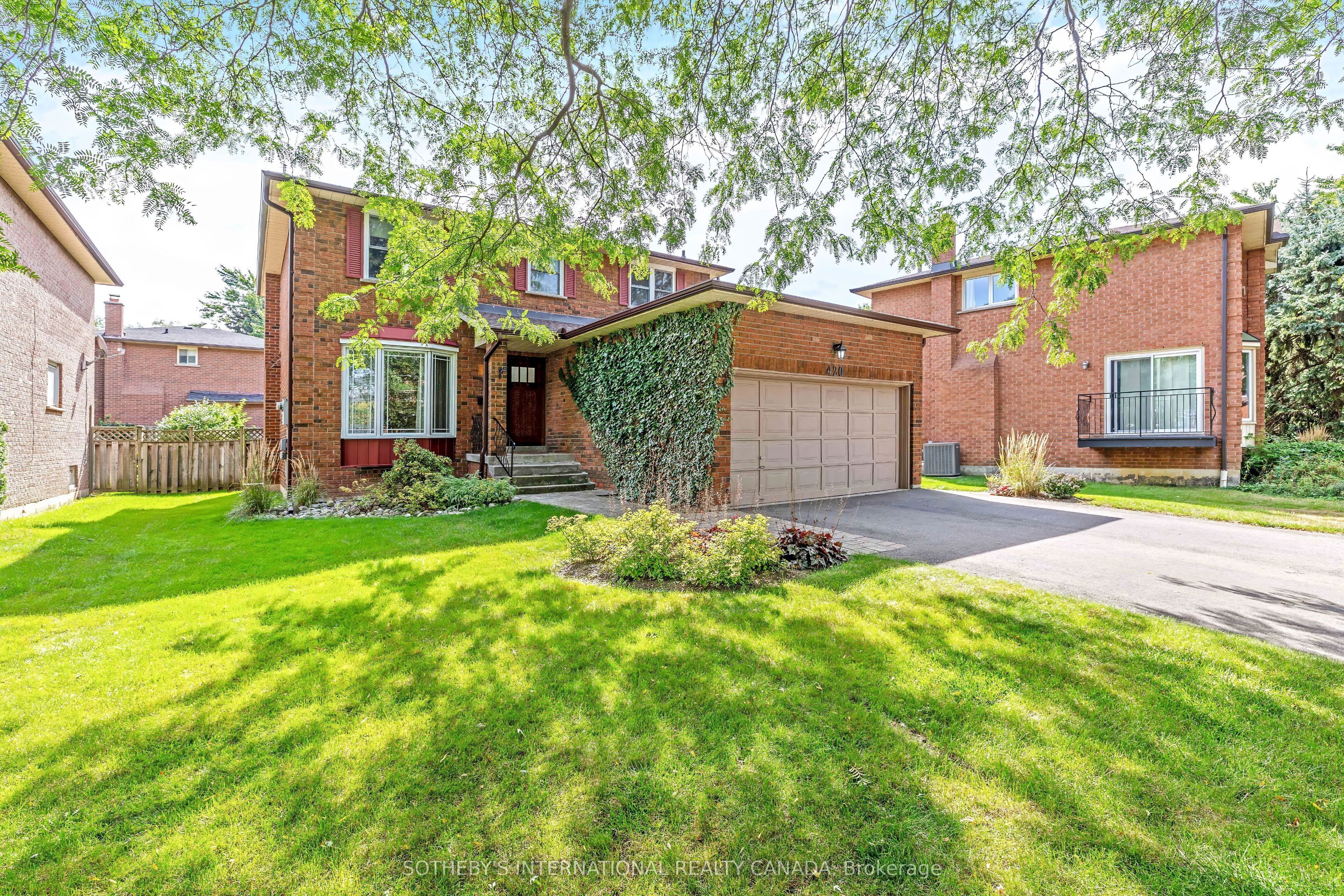 420 The Thicket, Mississauga, ON L5G 4P6 photo 2