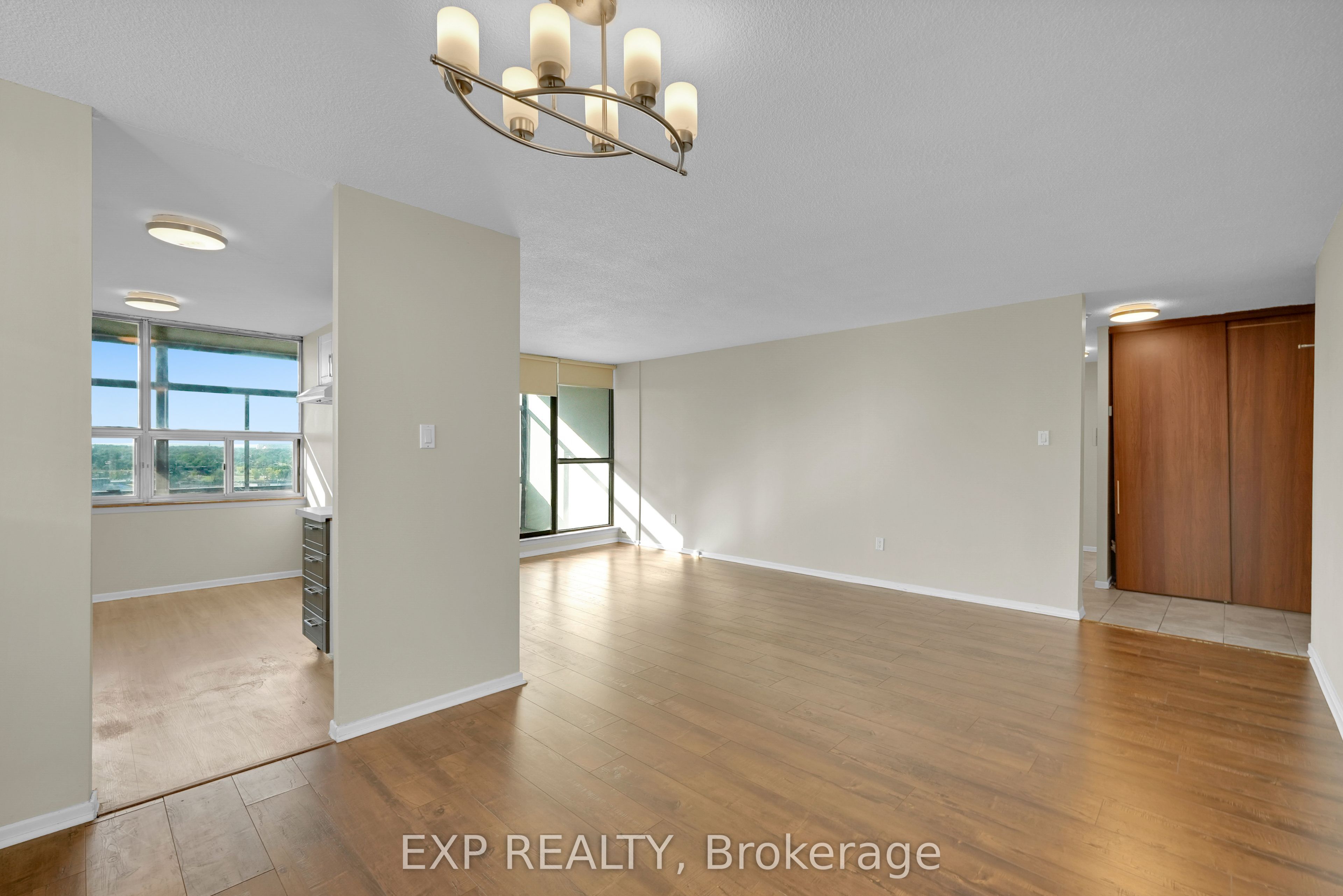 25 Kensington Road 1612, Brampton, ON L6T 3W8