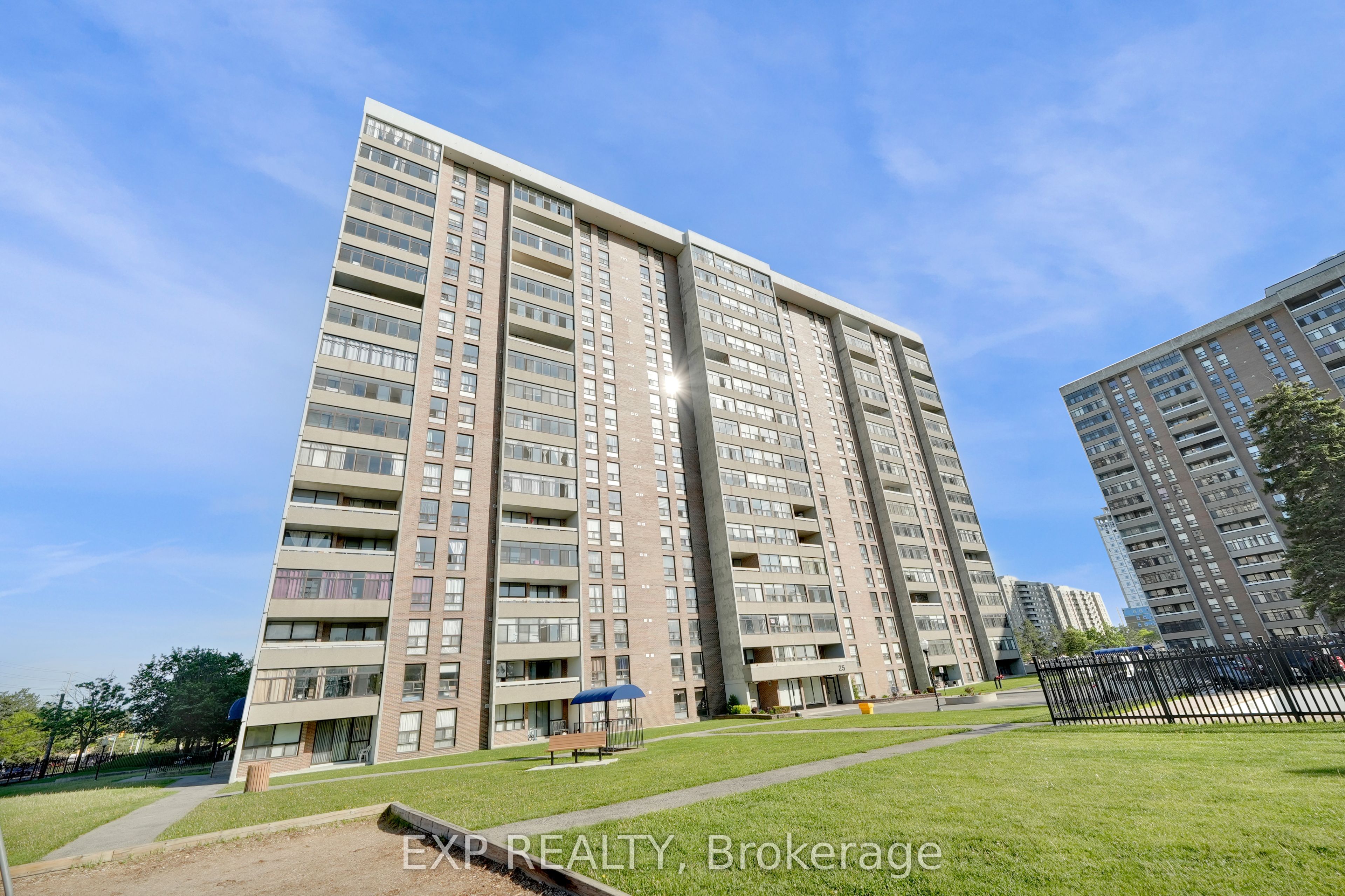 25 Kensington Road 1612, Brampton, ON L6T 3W8 photo 2
