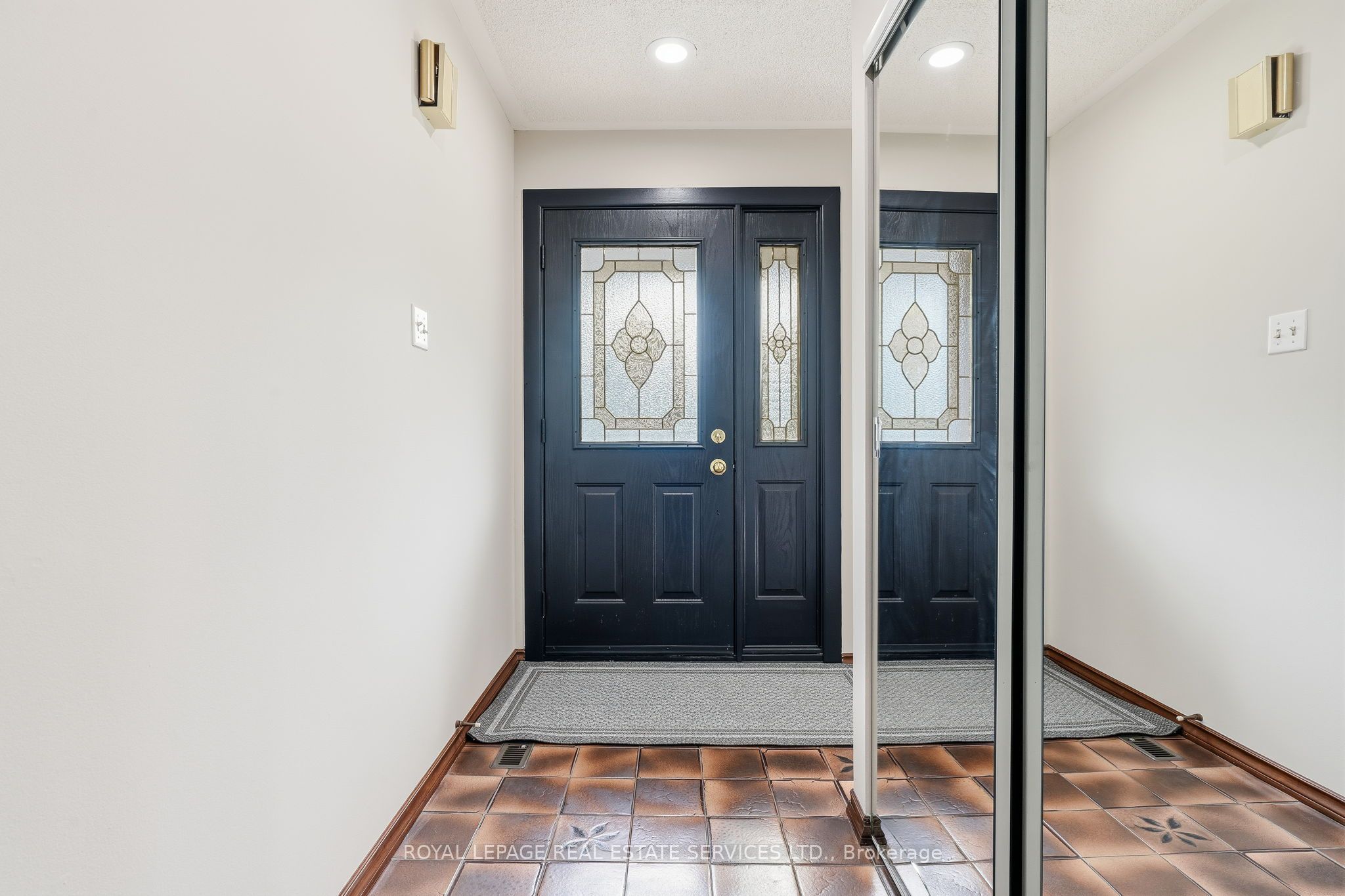 60 Bowshelm Court, Mississauga, ON L5N 1K1 photo 4