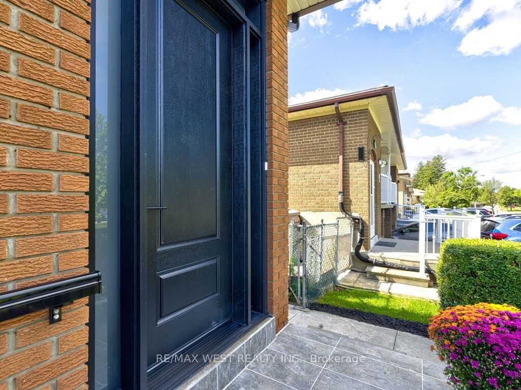 17 Cabana Drive, Toronto, ON M9L 1L1 photo 4