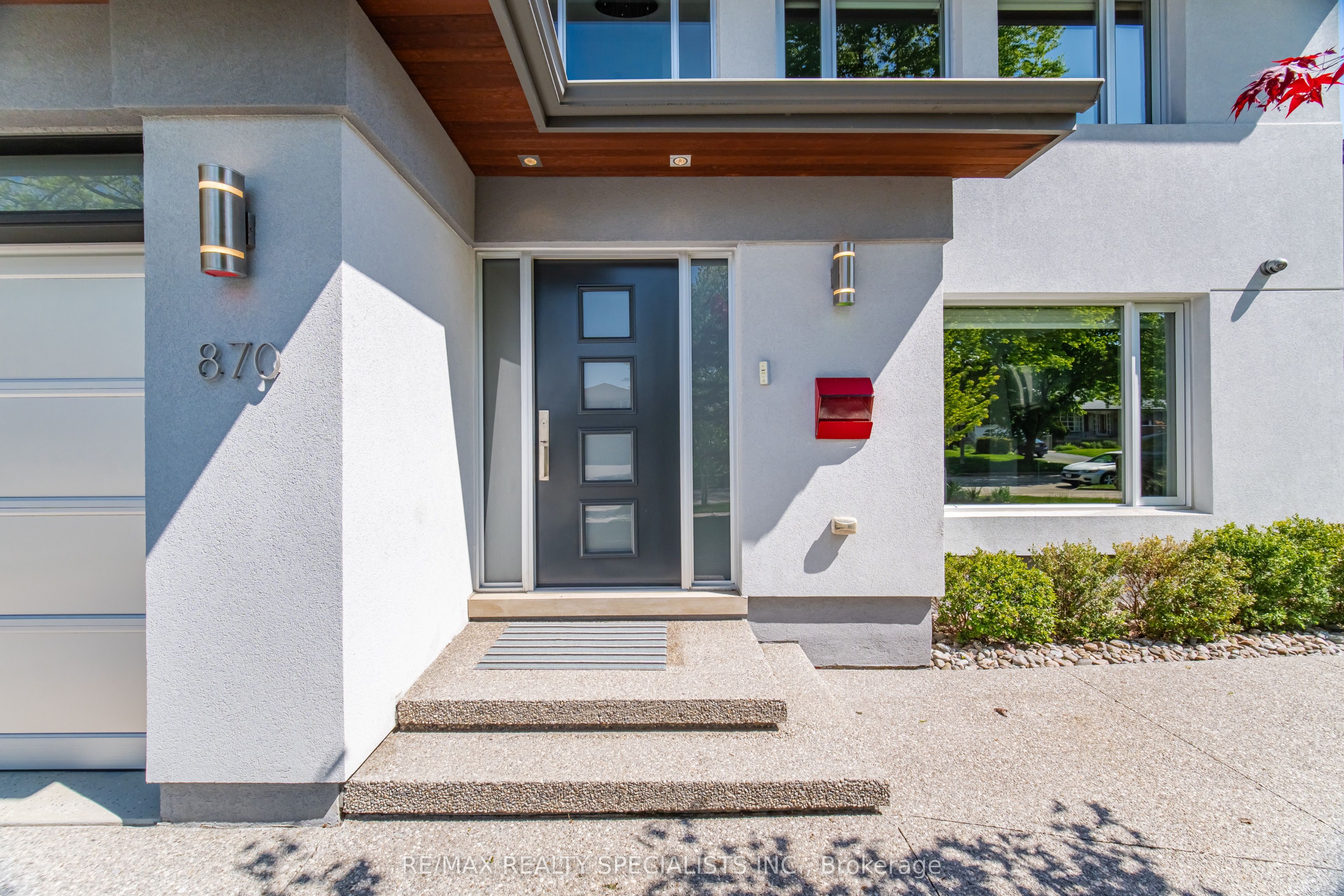 870 Hollowtree Crescent, Mississauga, ON L4Y 2V2 photo 2
