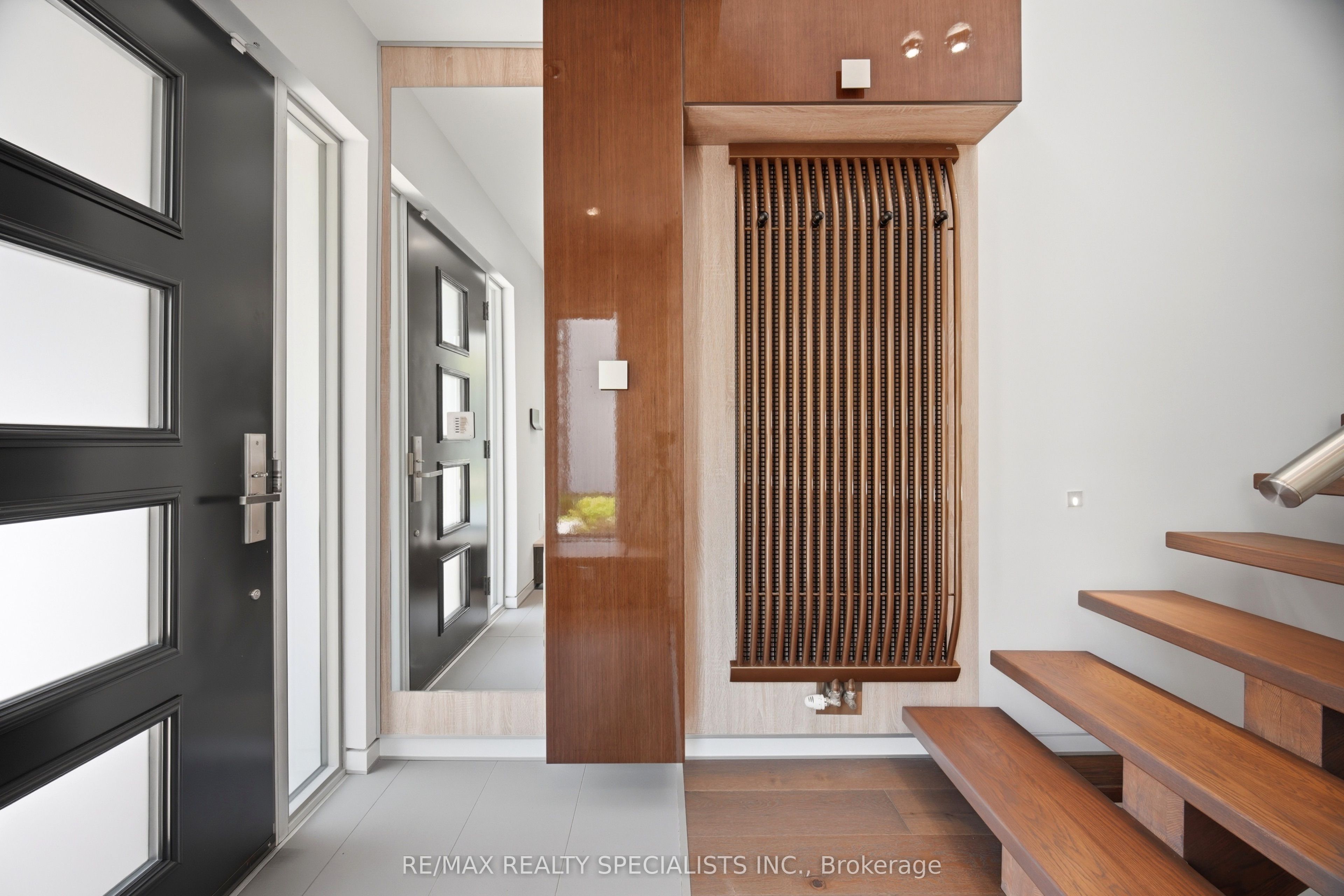 870 Hollowtree Crescent, Mississauga, ON L4Y 2V2 photo 3
