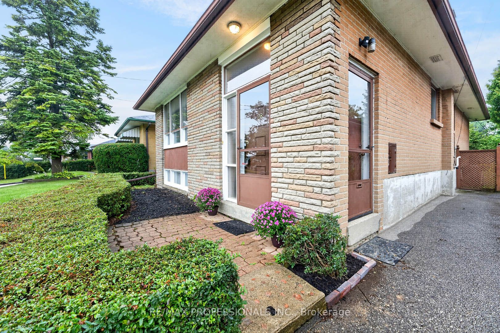 28 Baskerville Crescent, Toronto, ON M9C 1T8 photo 3
