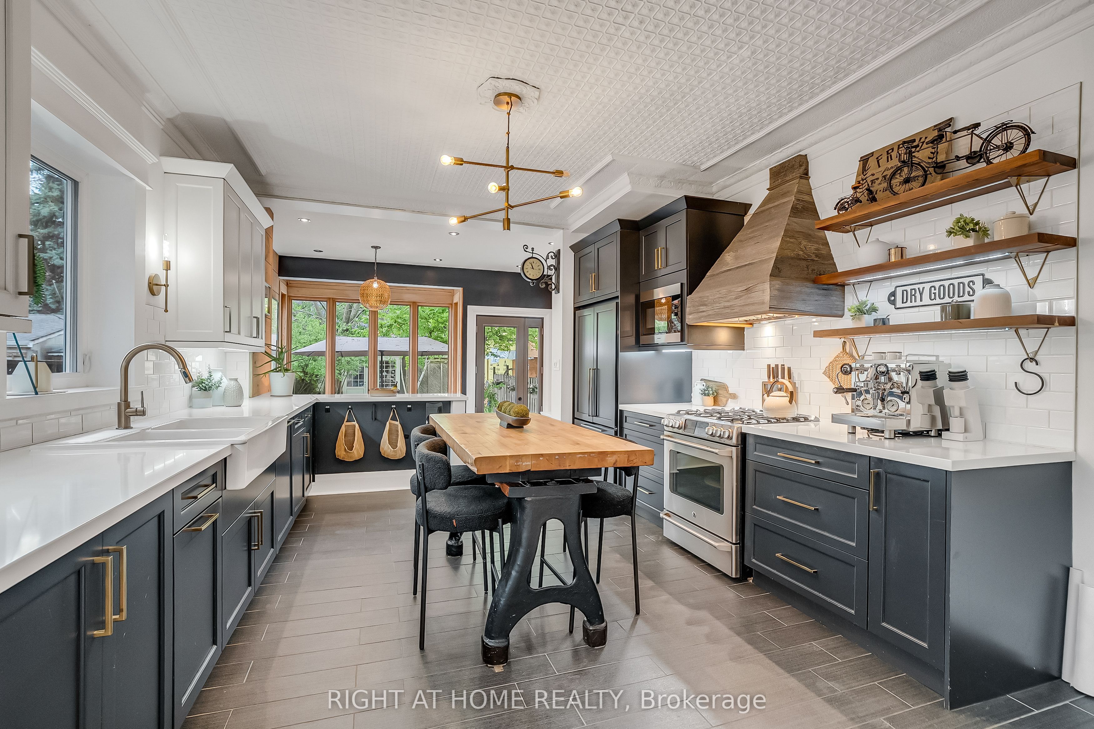 118 Lansdowne Avenue, Toronto, ON M6K 2V9