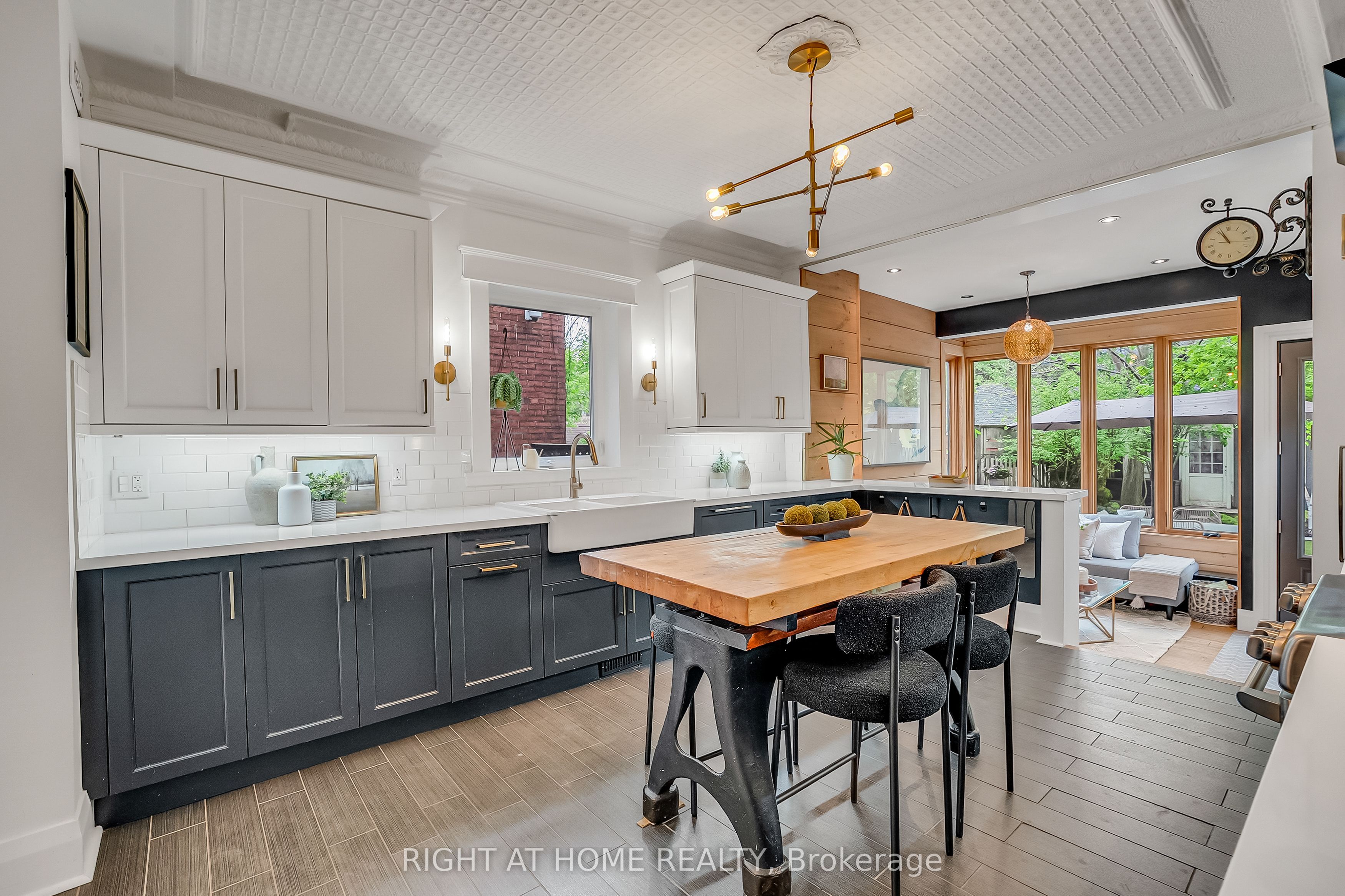118 Lansdowne Avenue, Toronto, ON M6K 2V9 photo 2
