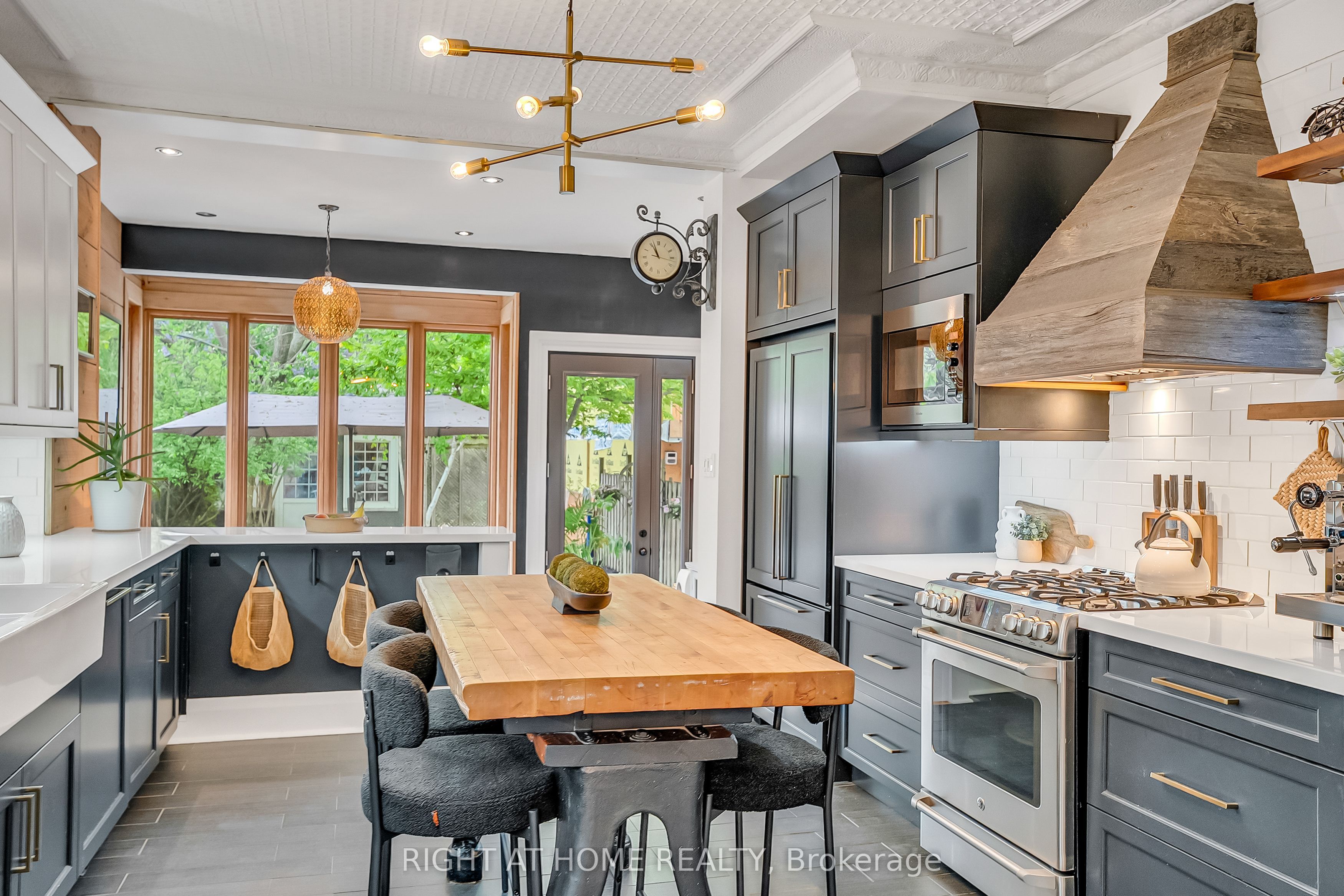 118 Lansdowne Avenue, Toronto, ON M6K 2V9 photo 5