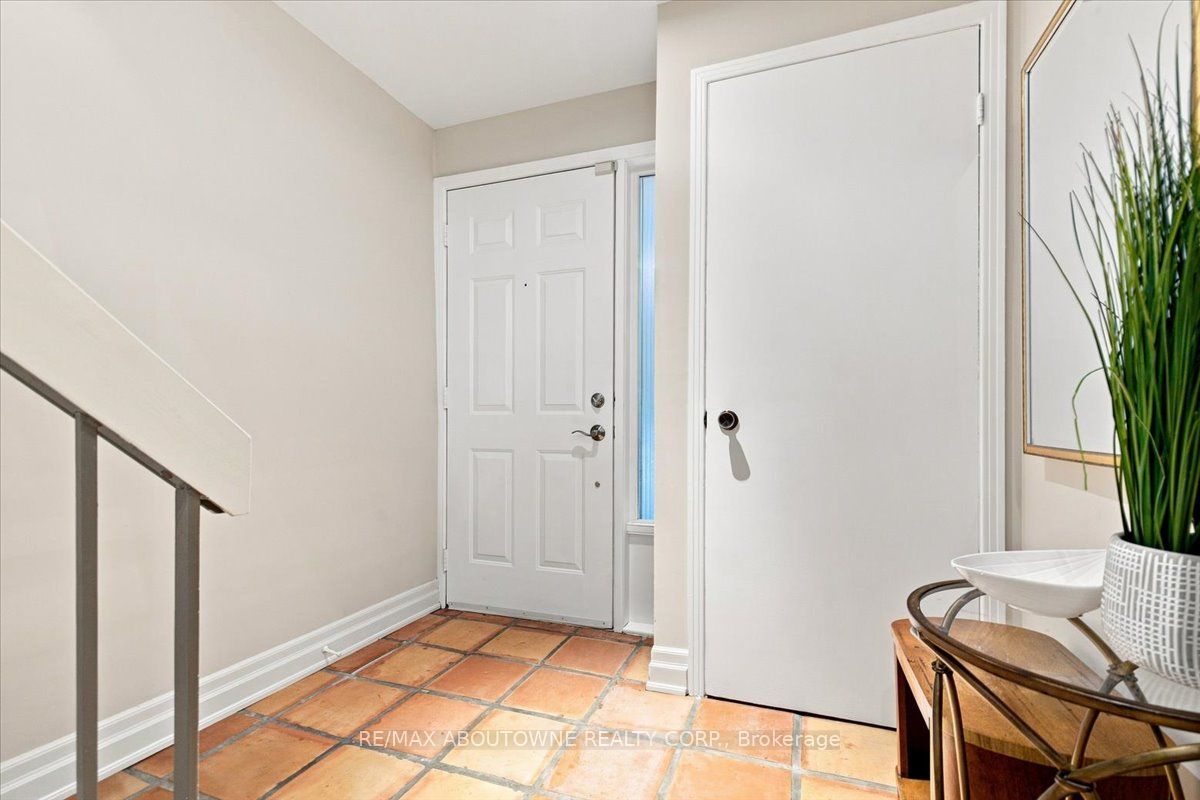 1250 Marlborough Court 13, Oakville, ON L6H 2W7 photo 4