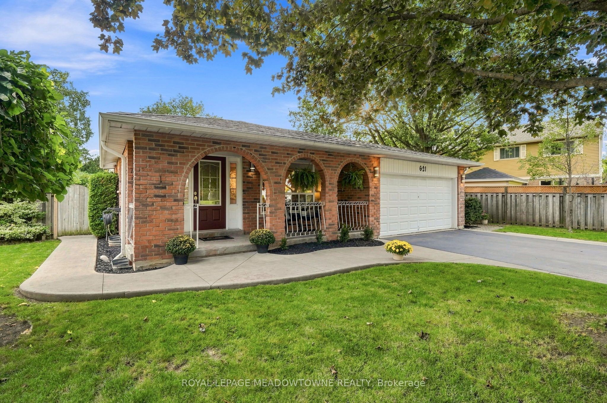 621 Moorelands Crescent, Milton, ON L9T 4B3 photo 2