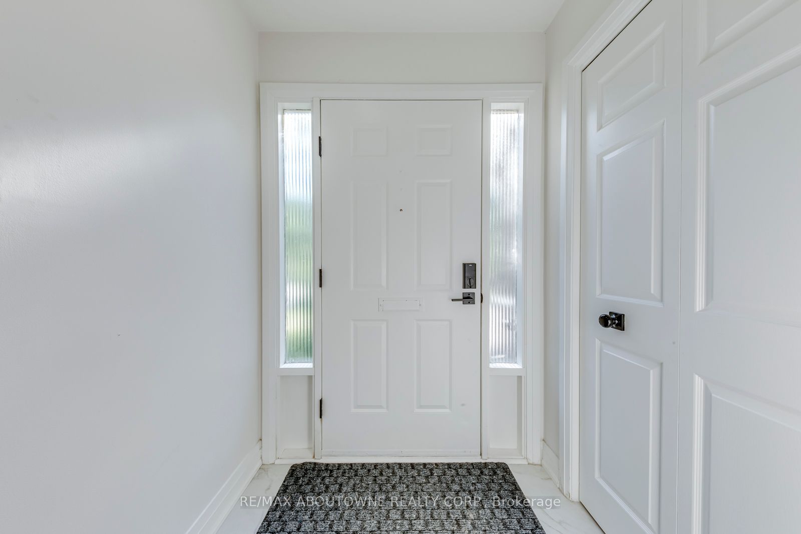 3065 Silverthorn Drive, Oakville, ON L6L 5N5 photo 4