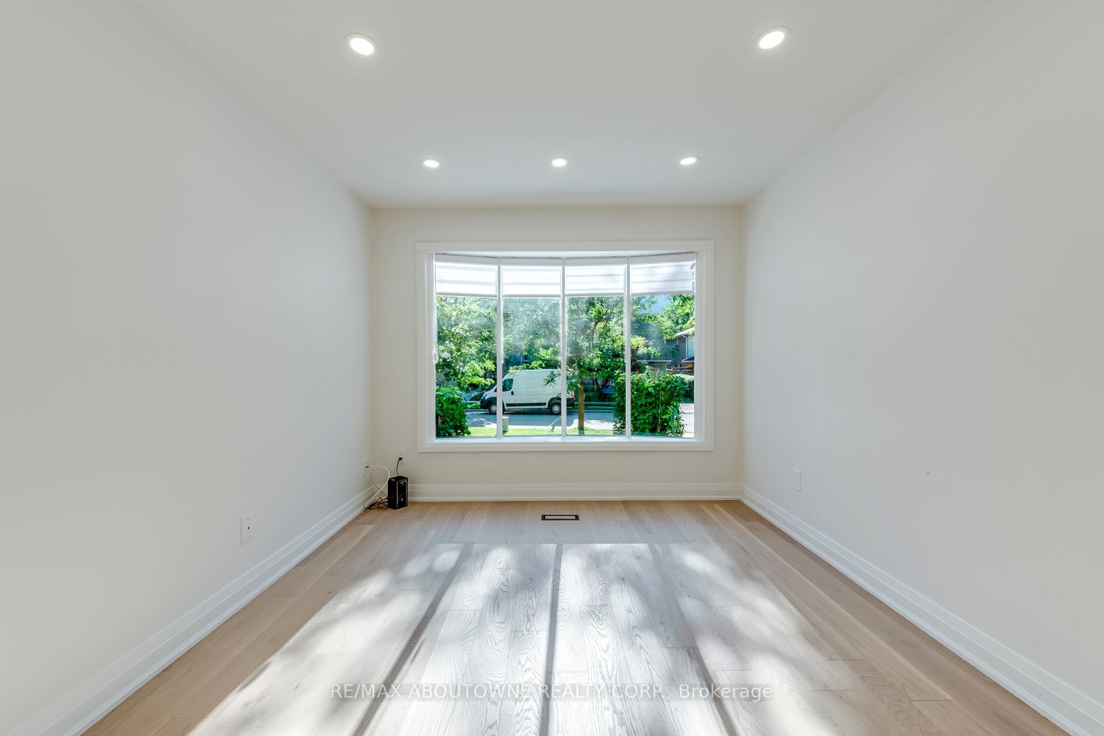 3065 Silverthorn Drive, Oakville, ON L6L 5N5 photo 5