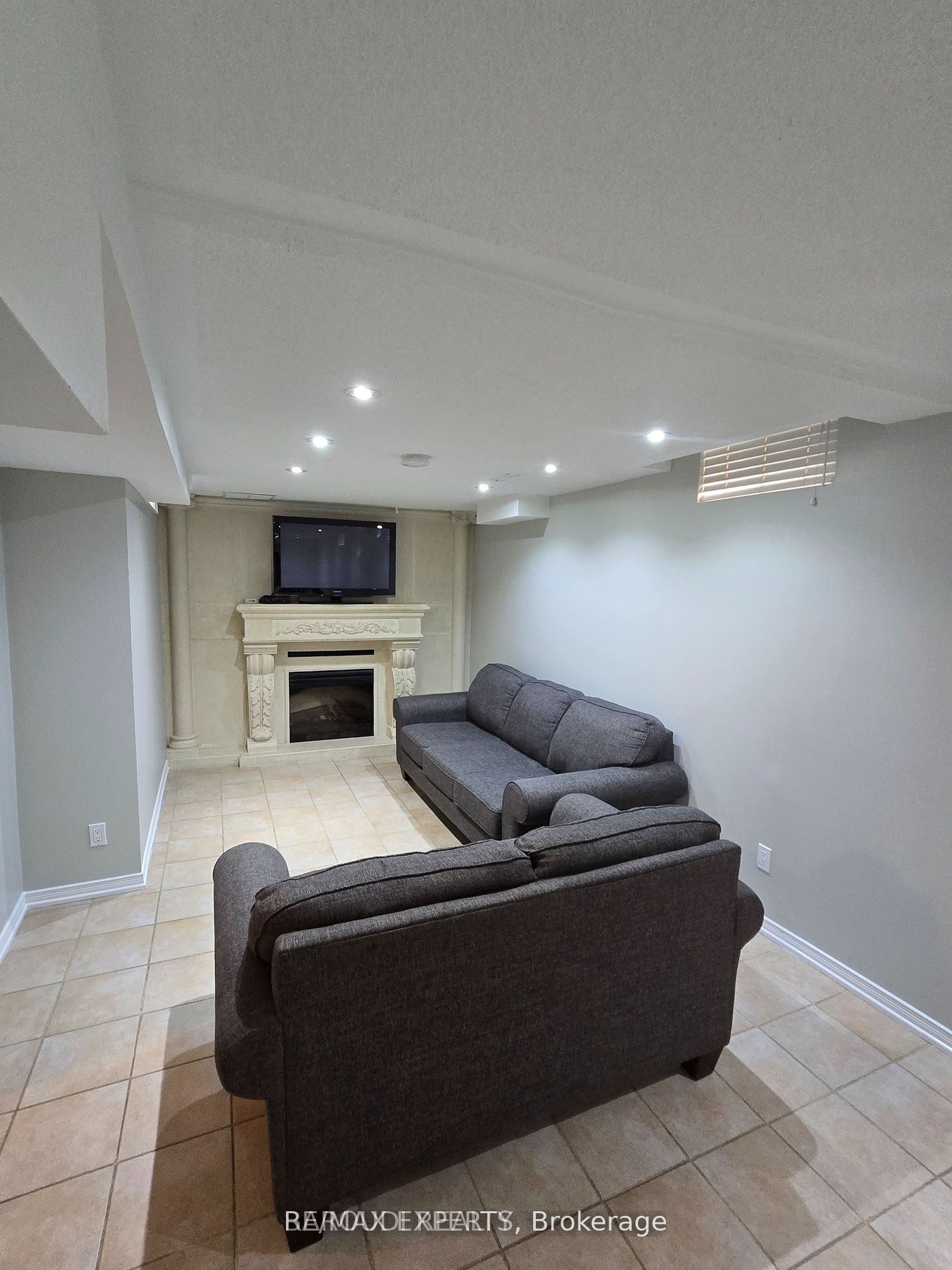 19 Rory Road Lower, Toronto, ON M6L 3E9 photo 2