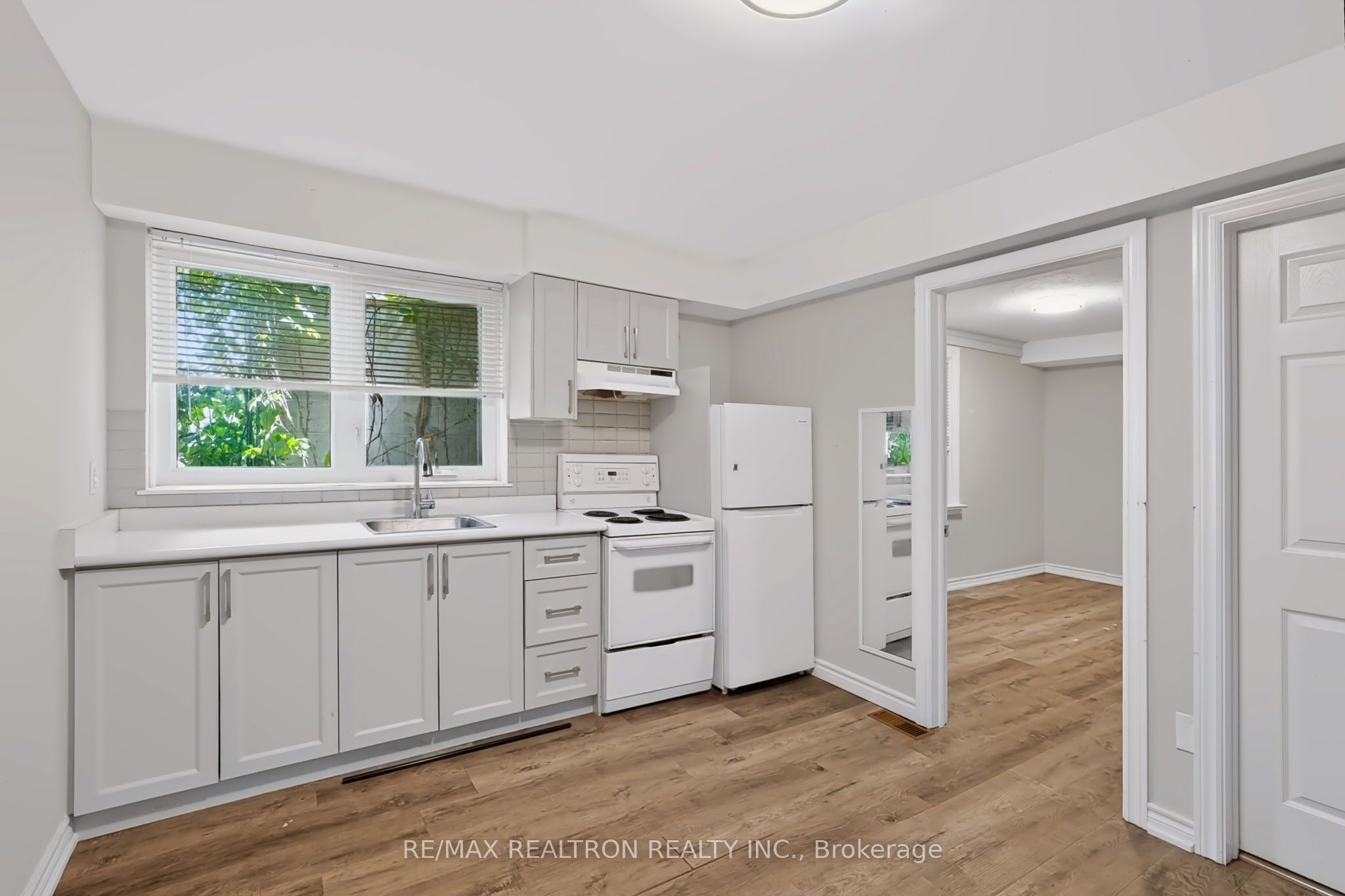 1576 Eglinton Avenue W 2, Toronto, ON M6E 2G8