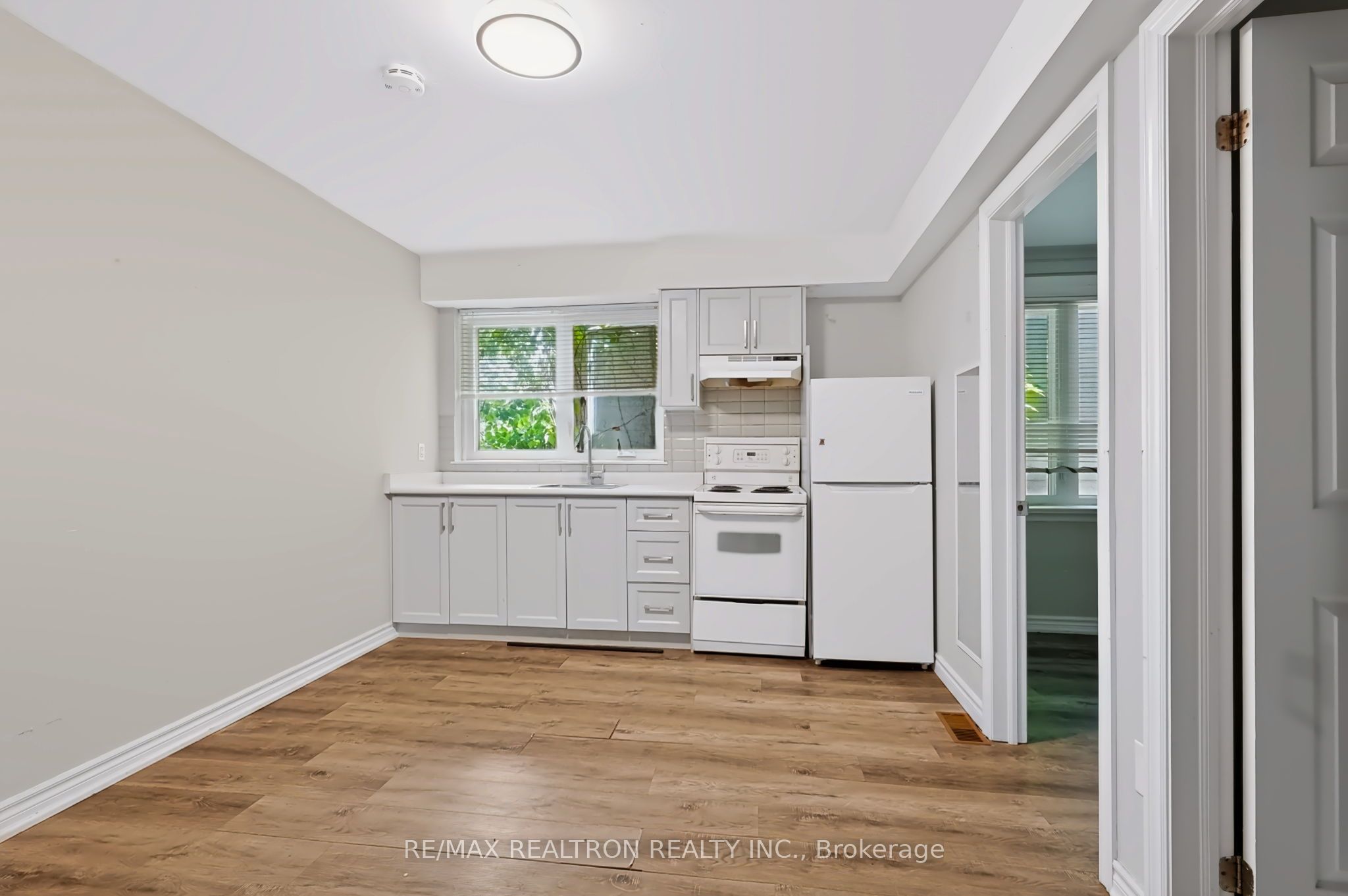 1576 Eglinton Avenue W 2, Toronto, ON M6E 2G8 photo 3