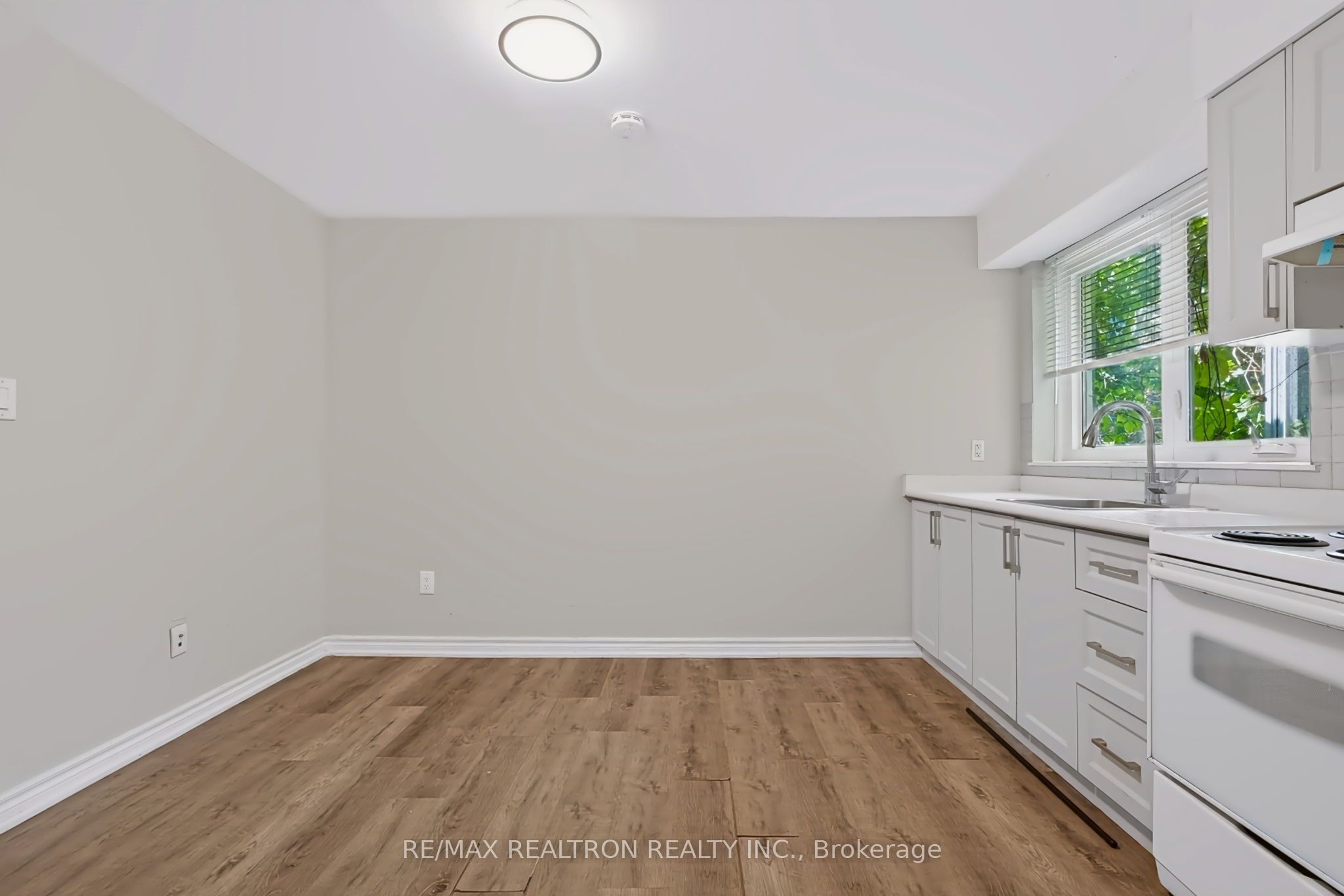 1576 Eglinton Avenue W 2, Toronto, ON M6E 2G8 photo 4