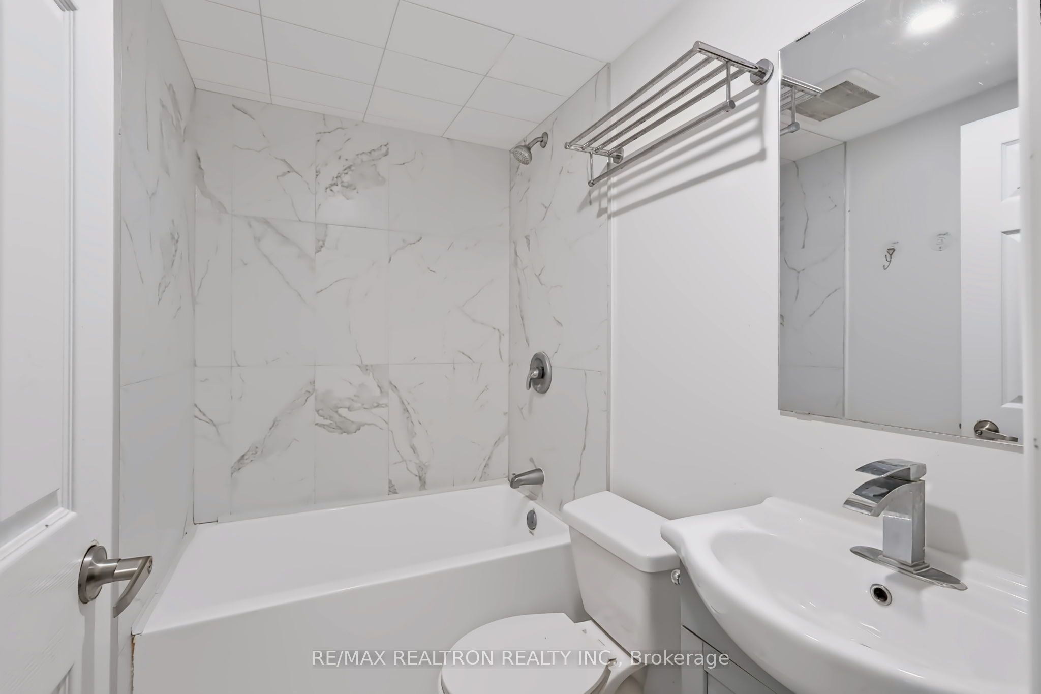 1576 Eglinton Avenue W 2, Toronto, ON M6E 2G8 photo 5