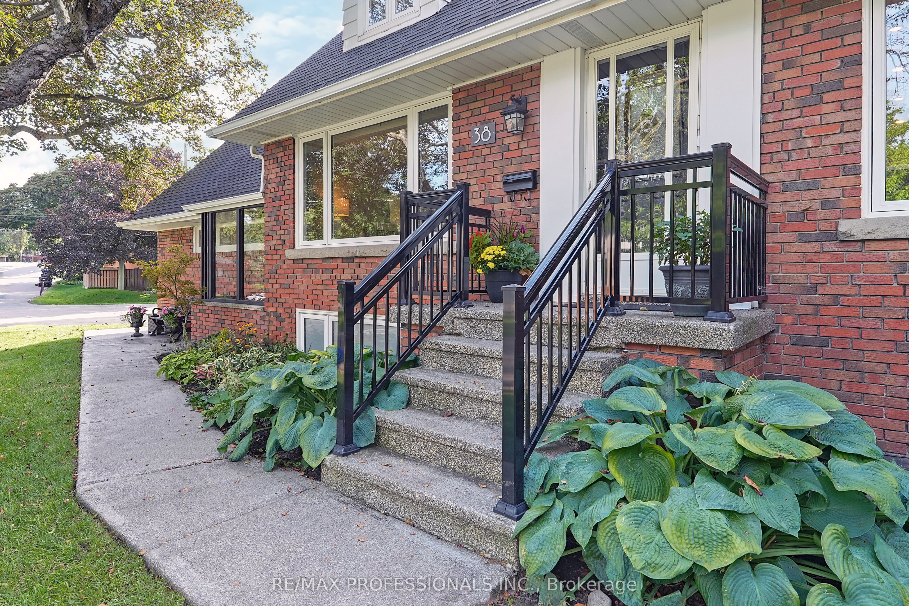 38 Ballacaine Drive, Toronto, ON M8Y 4A9 photo 2