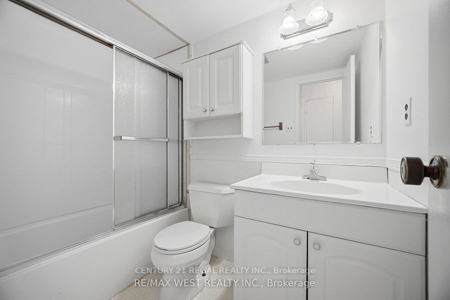 15 Kensington Road 409, Brampton, ON L6T 3W2 photo 3