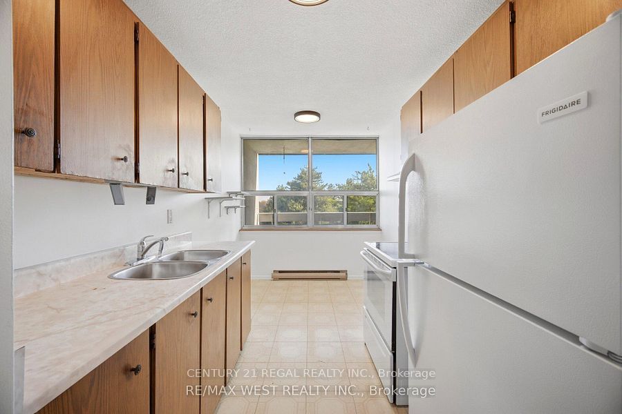 15 Kensington Road 409, Brampton, ON L6T 3W2 photo 5